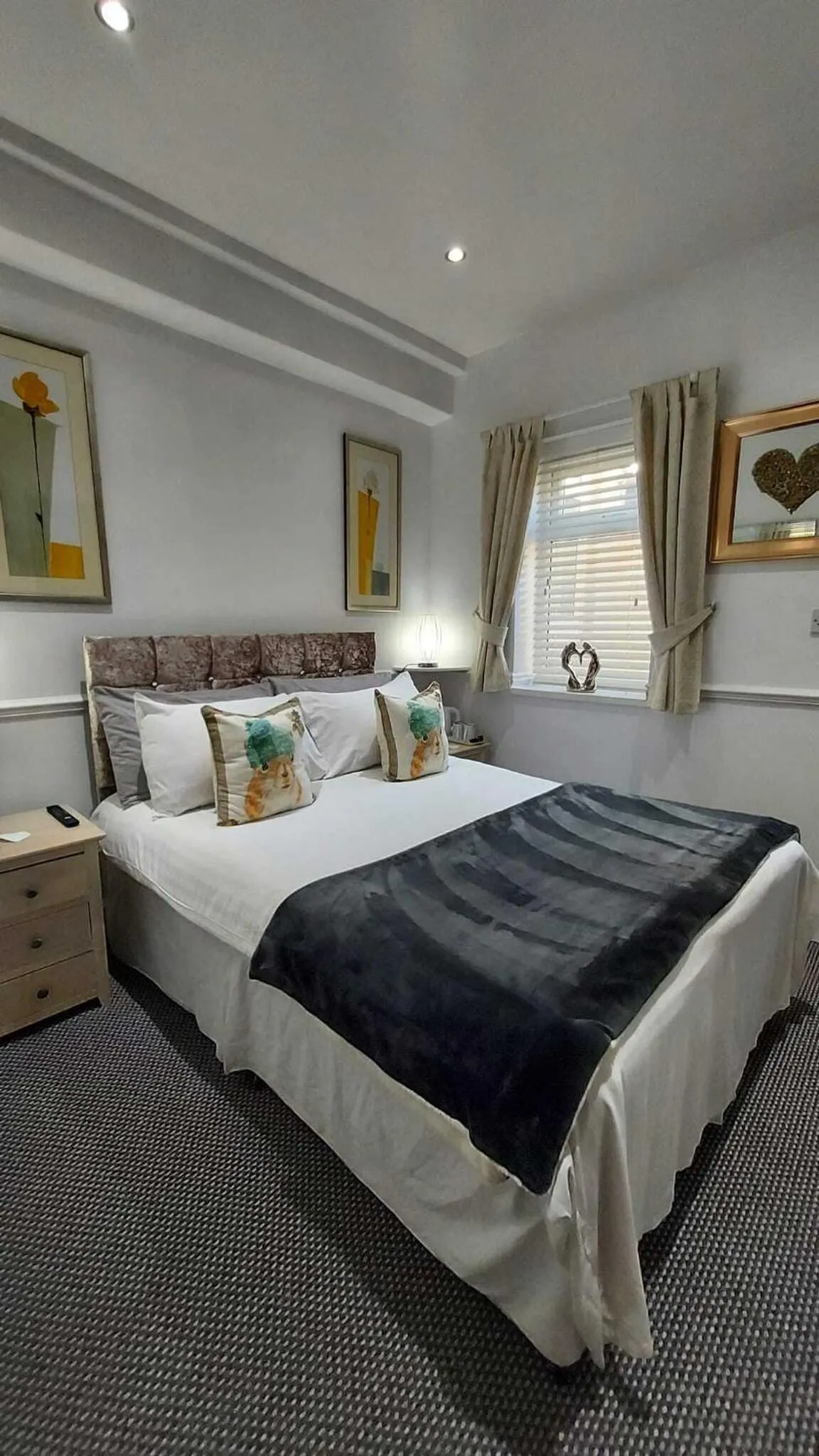 Bedroom, Bed in Rock Dene Hotel