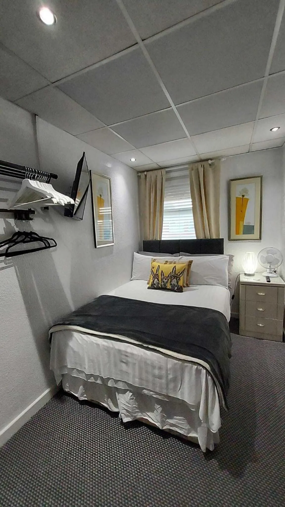 Bathroom, Bed in Rock Dene Hotel