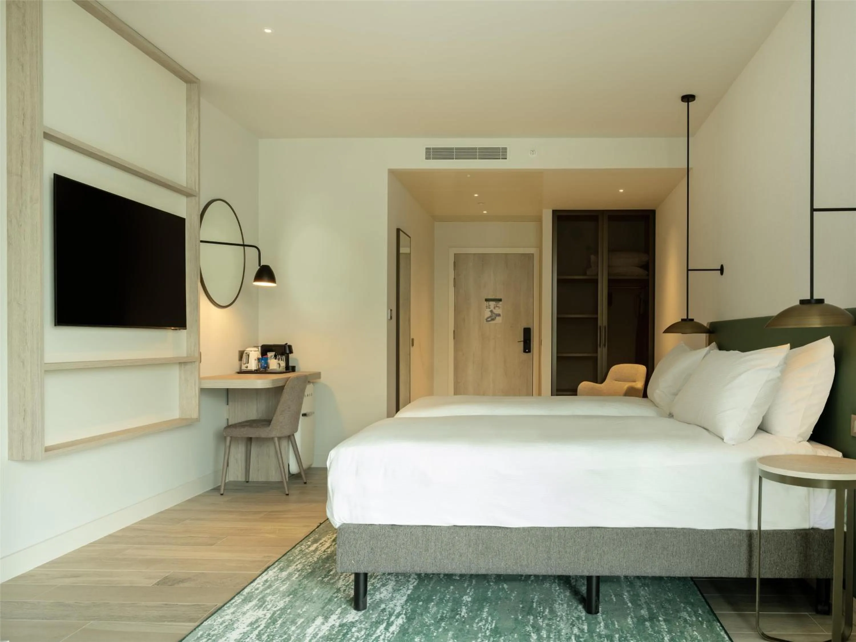 Bathroom, Bed in Hilton Garden Inn Brussels Airport