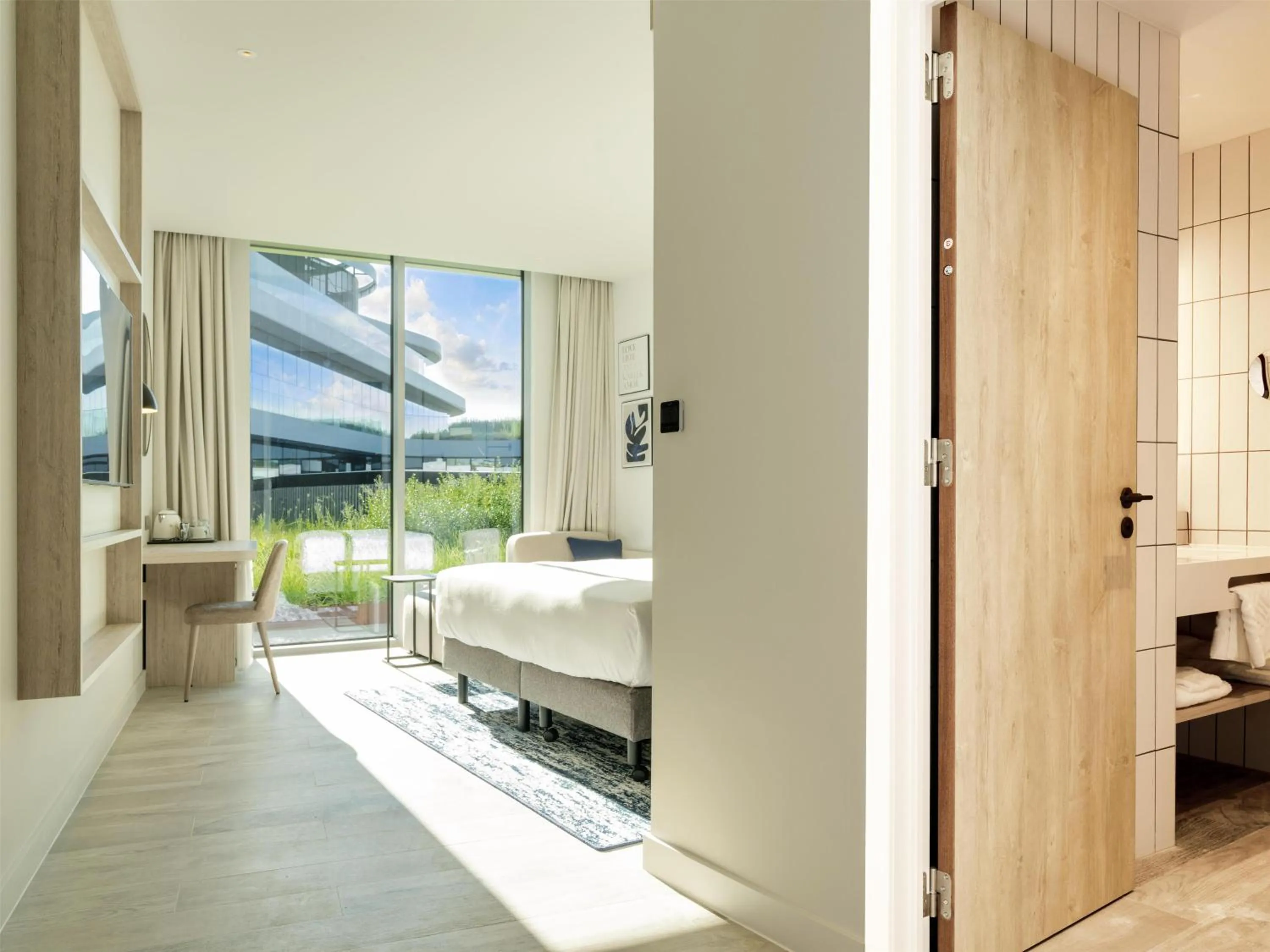 View (from property/room), Bed in Hilton Garden Inn Brussels Airport