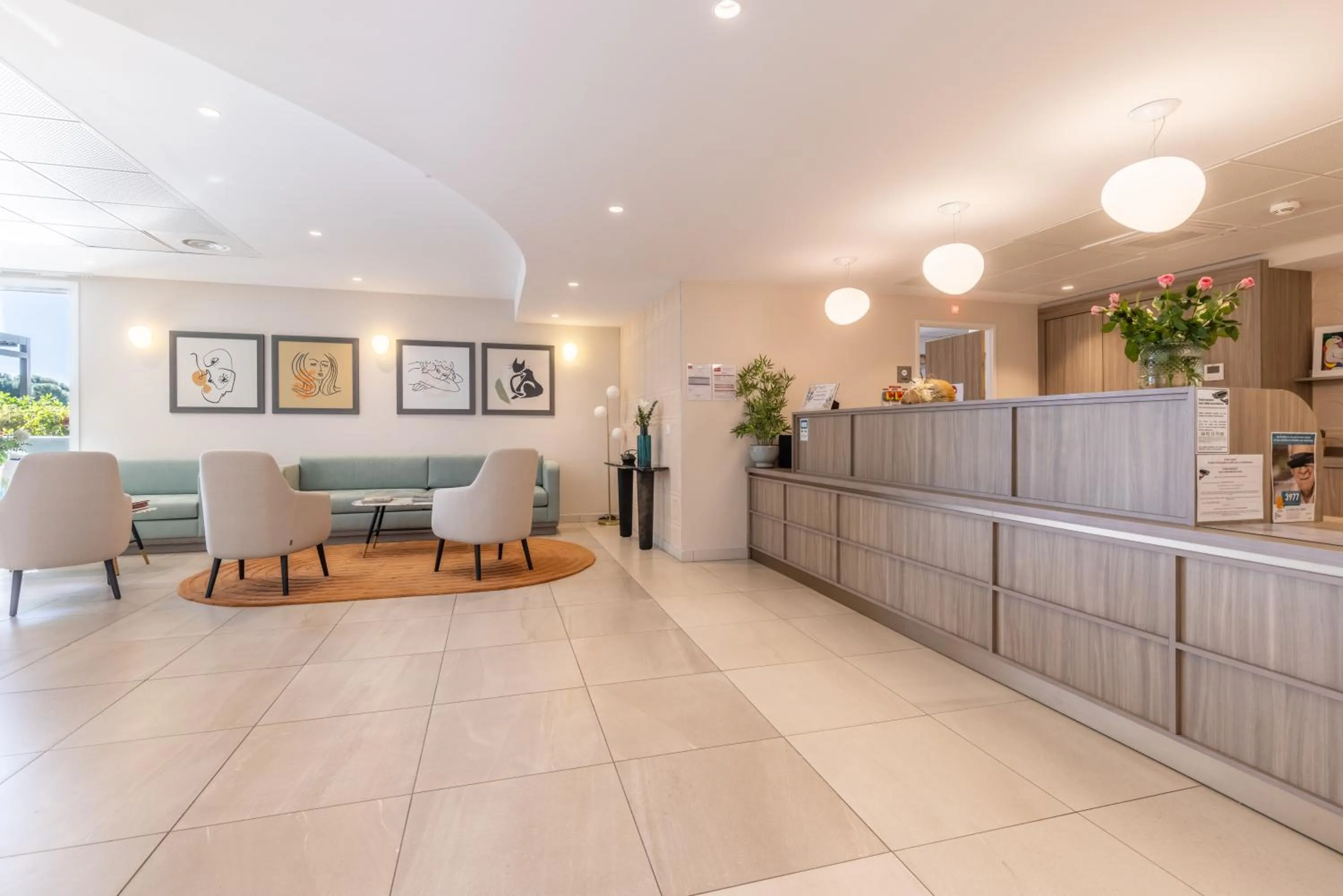 Lobby or reception in Zenao Appart'hôtels Villeneuve Loubet