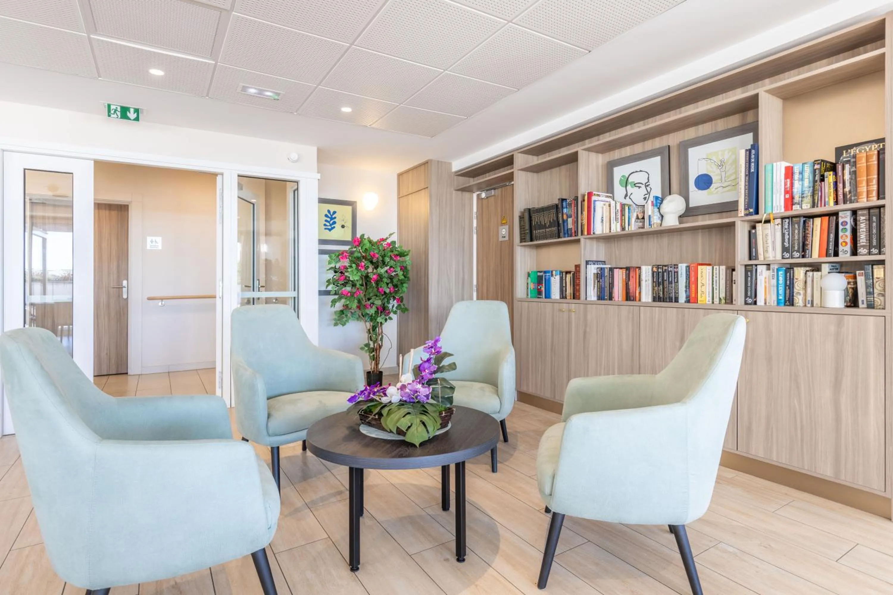 Library in Zenao Appart'hôtels Villeneuve Loubet