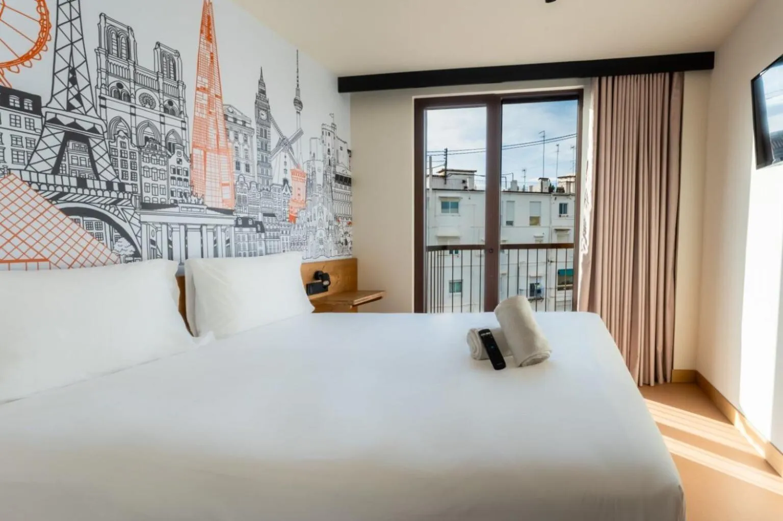 Bed in easyHotel Valencia Ciutat Vella