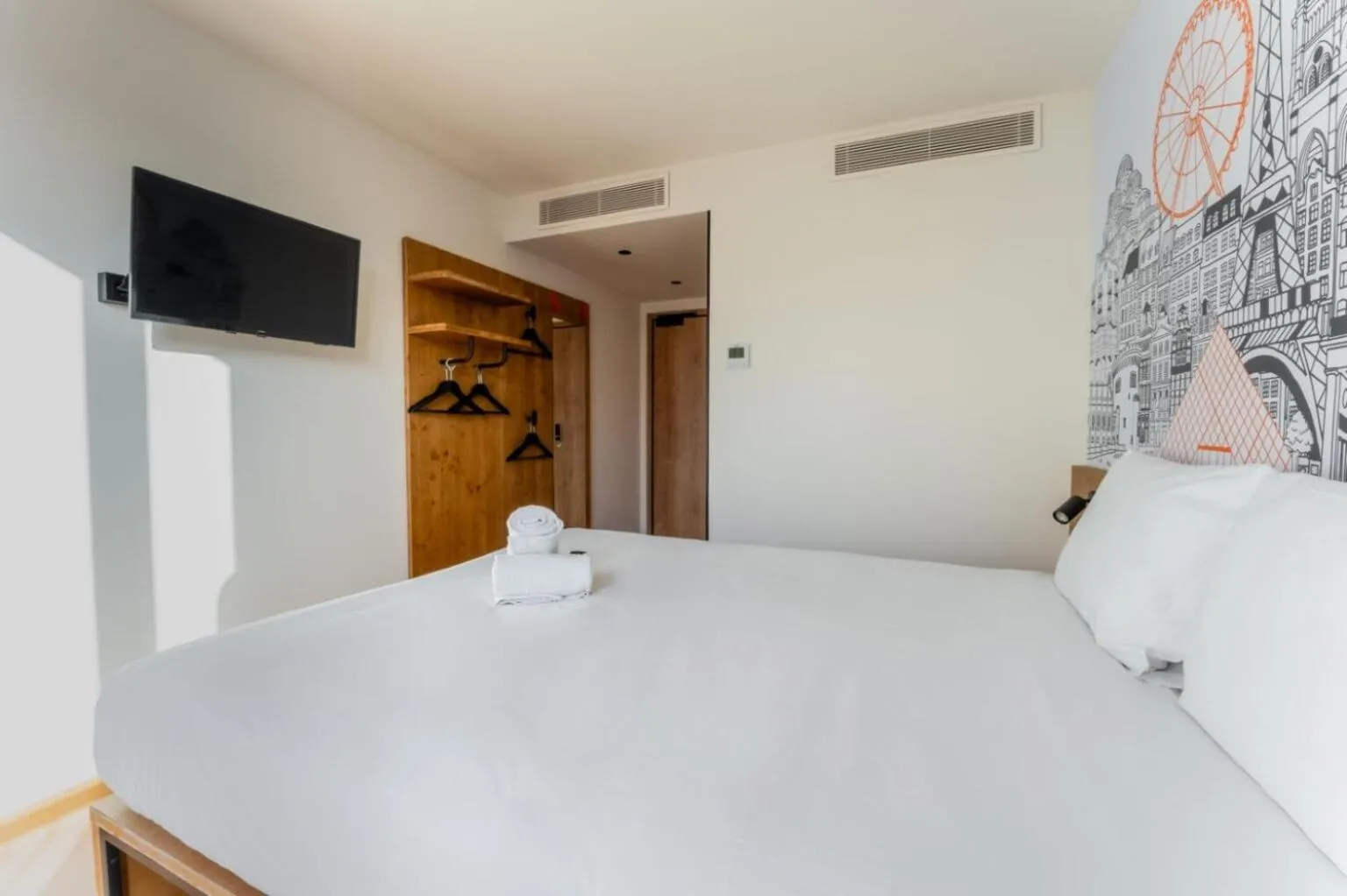 Bed in easyHotel Valencia Ciutat Vella