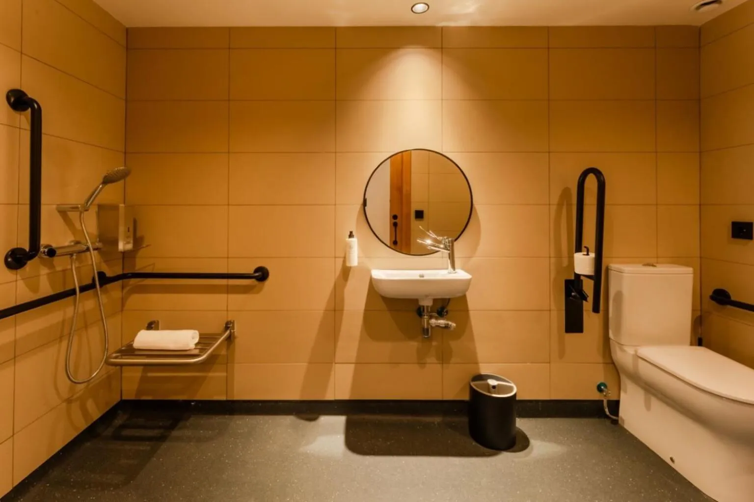 Toilet in easyHotel Valencia Ciutat Vella