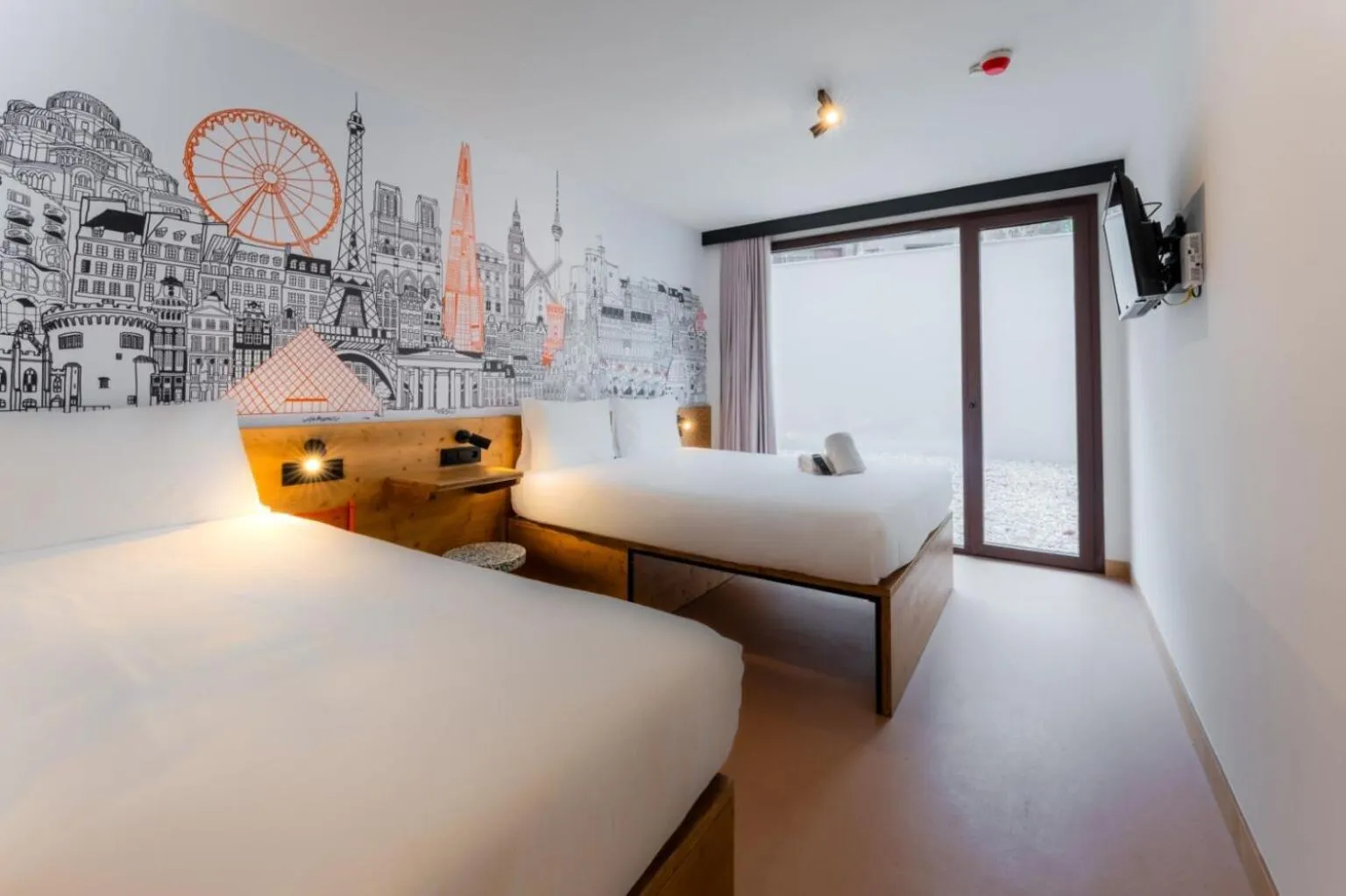 Bedroom, Bed in easyHotel Valencia Ciutat Vella