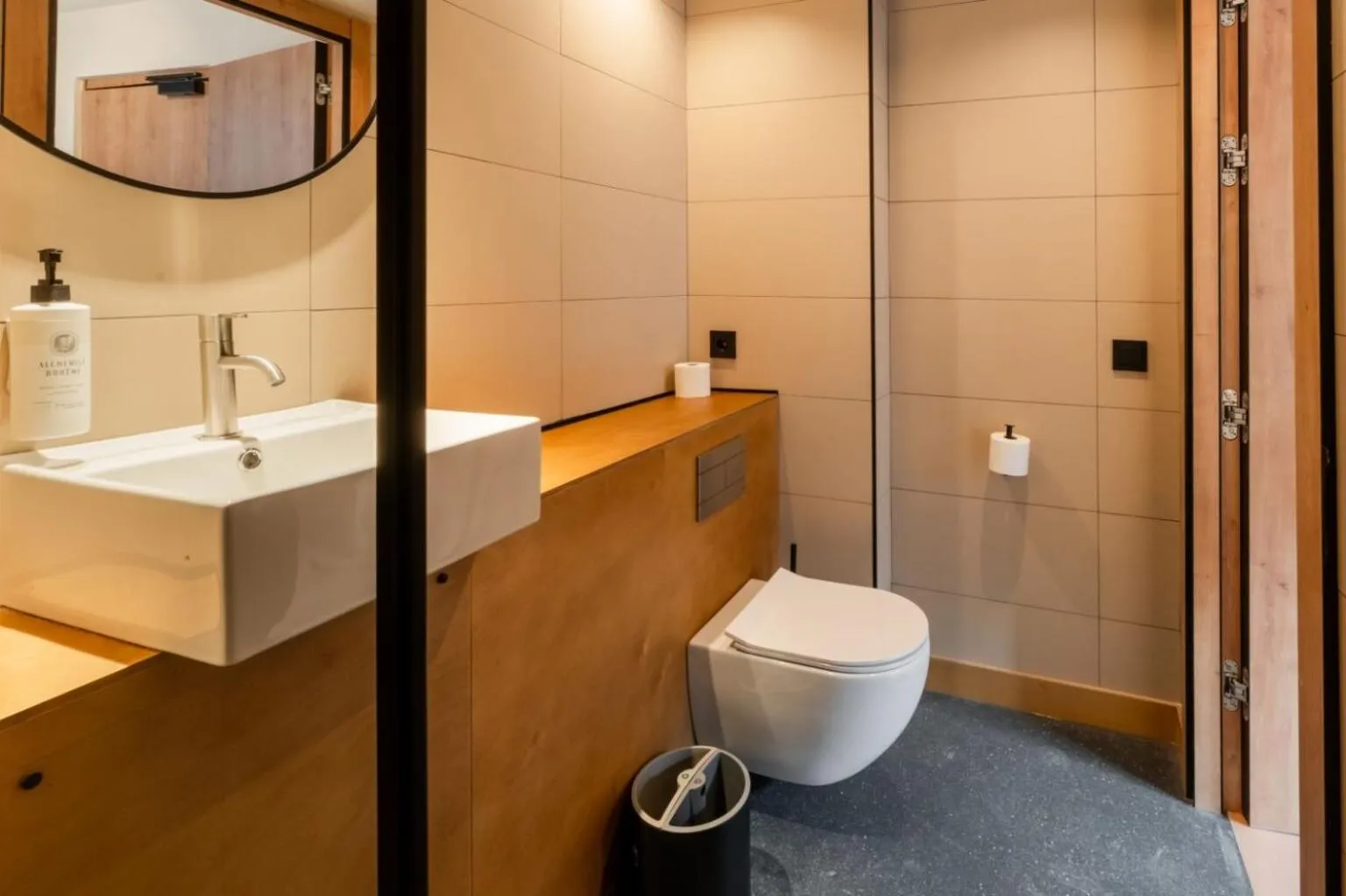 Toilet in easyHotel Valencia Ciutat Vella