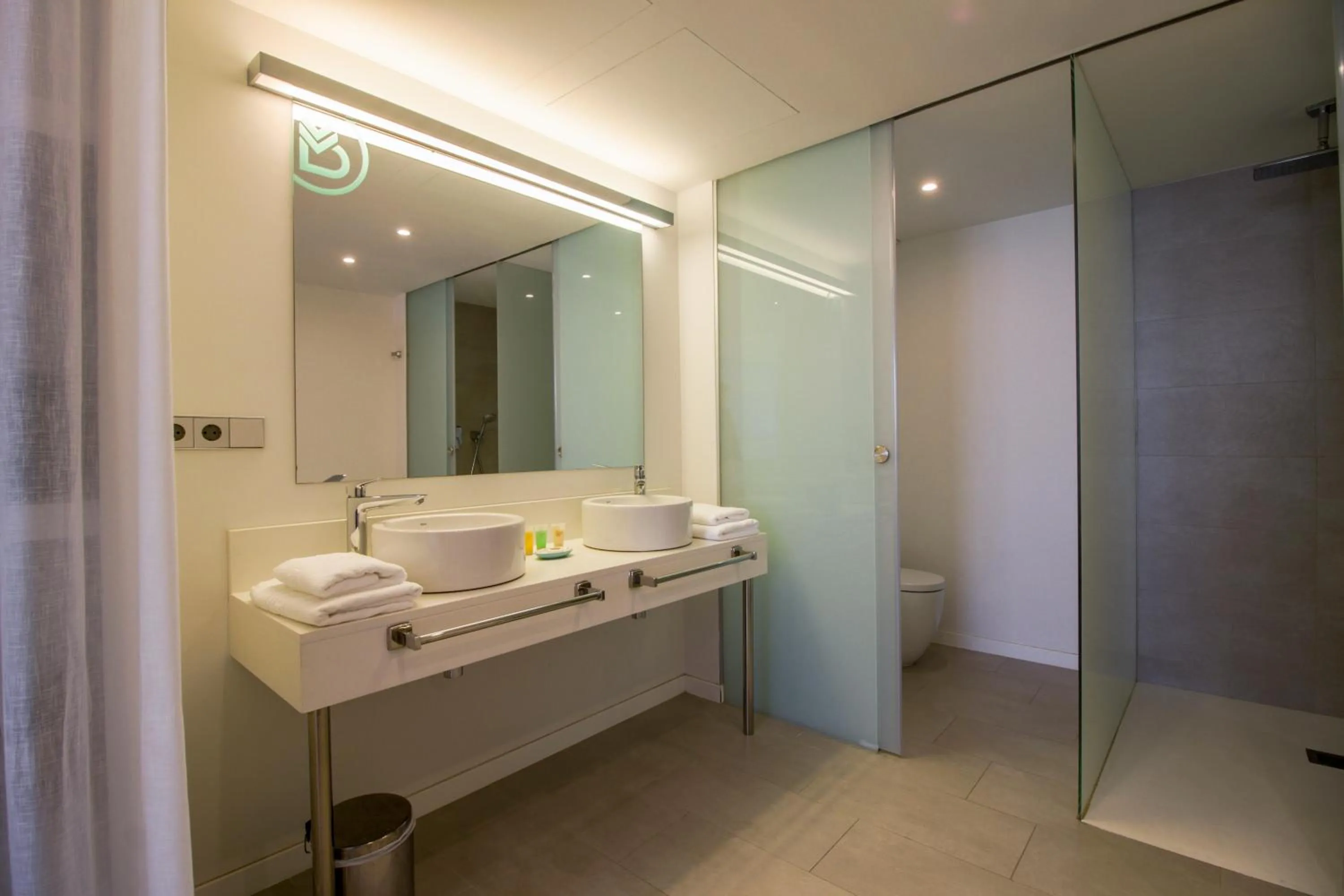 Shower in Apartaments B-Llobet Sun & Confort