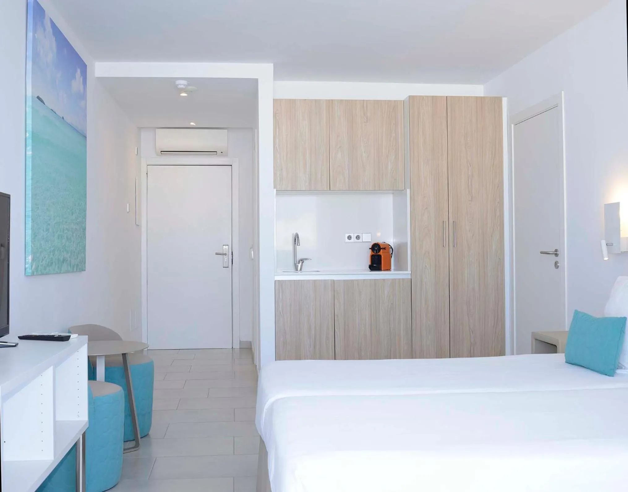 Bedroom, Bed in Apartaments B-Llobet Sun & Confort