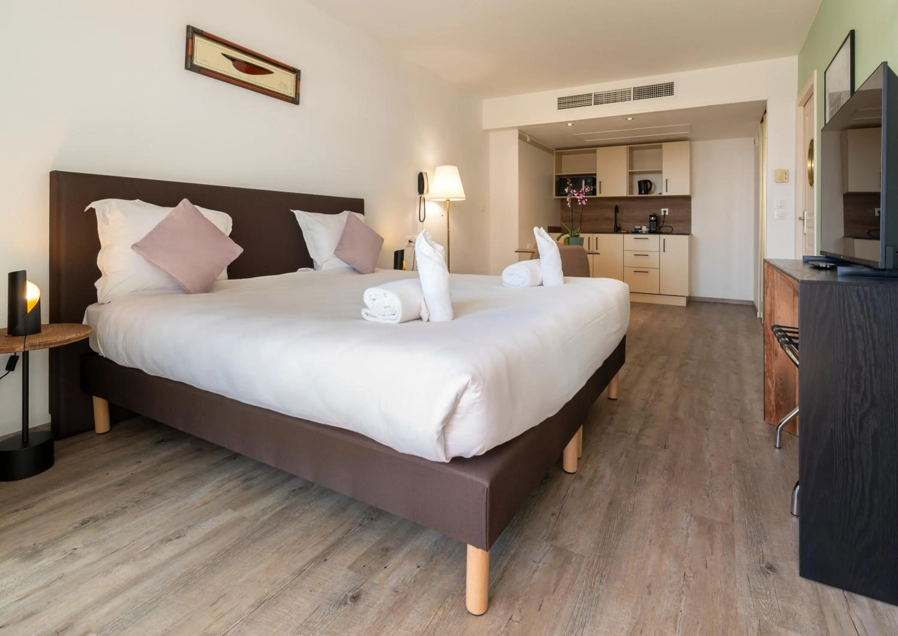 Night, Bed in Résidence Cap Winston