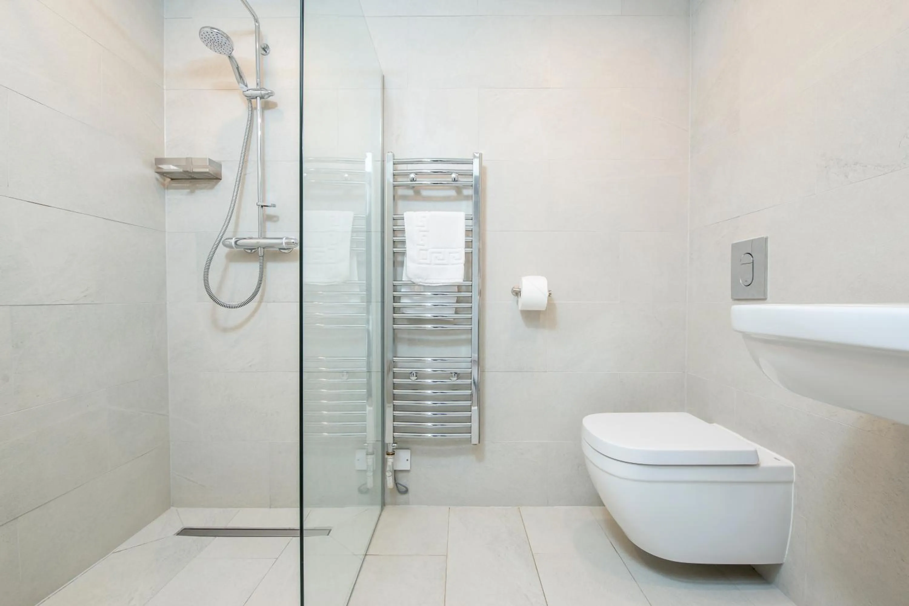 Shower in Trewern Arms