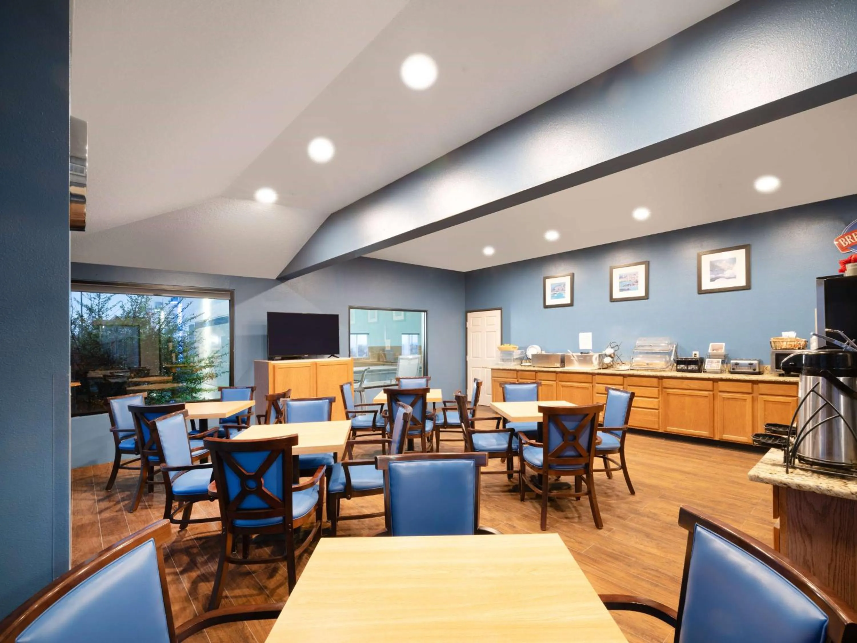 Restaurant/places to eat in Baymont by Wyndham Limon