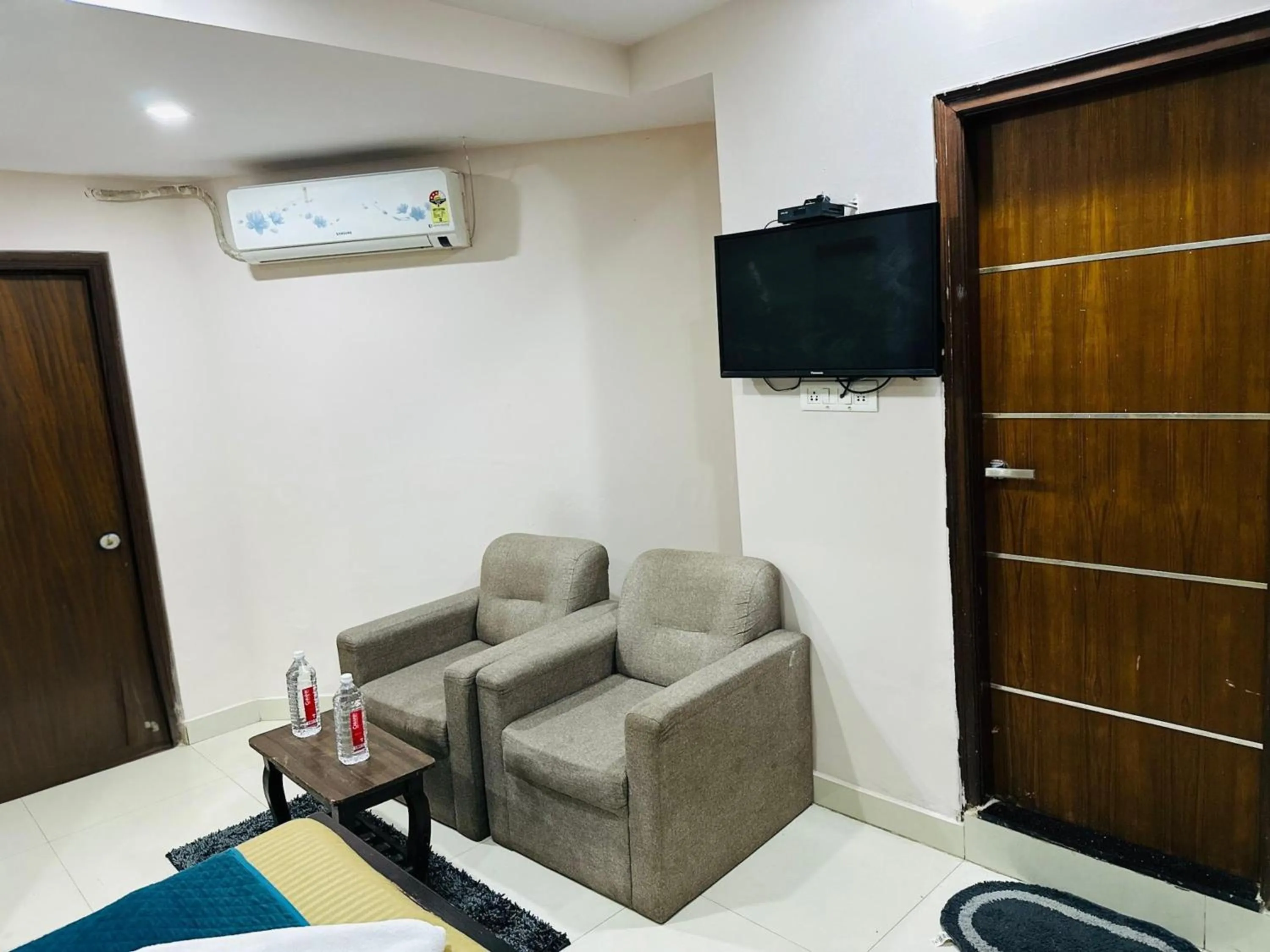 Communal lounge/ TV room in Blue Bliss Suites By PPH Living