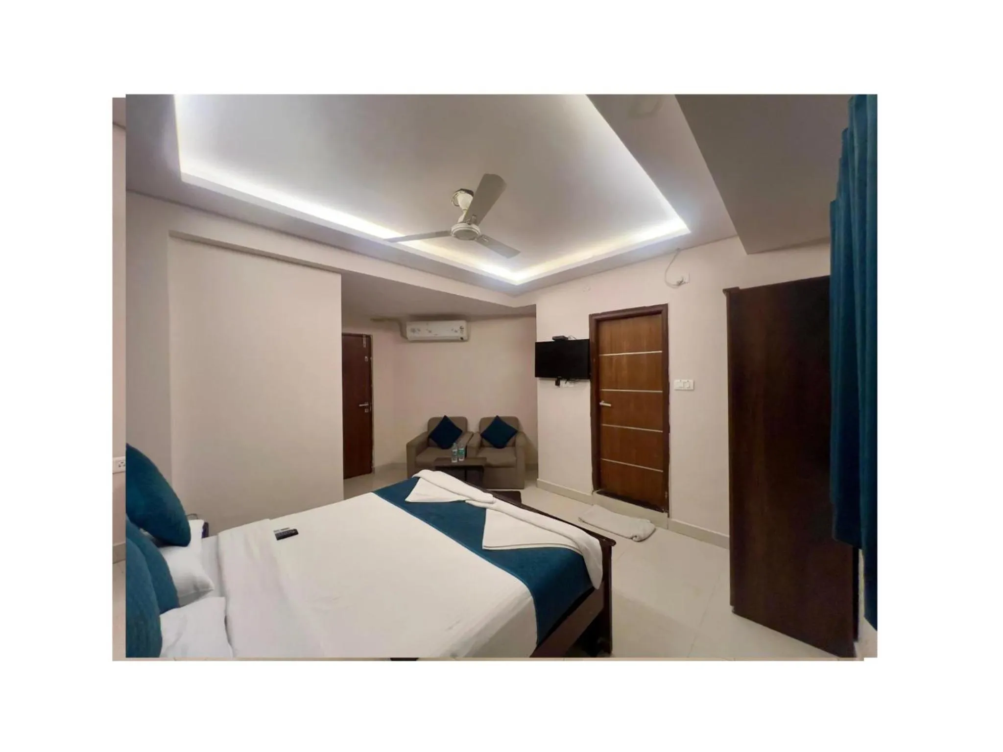 Communal lounge/ TV room, Bed in Blue Bliss Suites By PPH Living