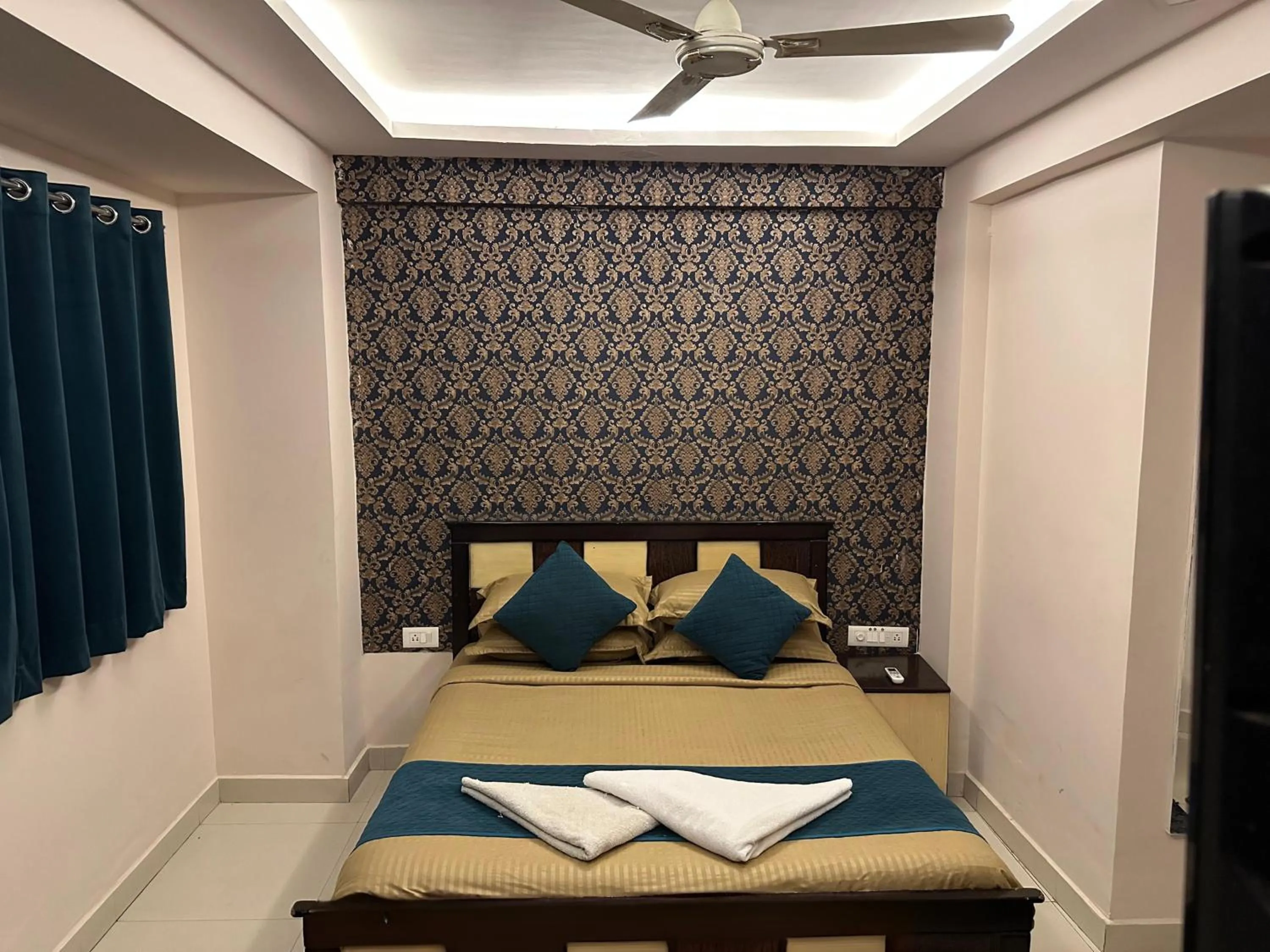 Photo of the whole room, Bed in Blue Bliss Suites By PPH Living