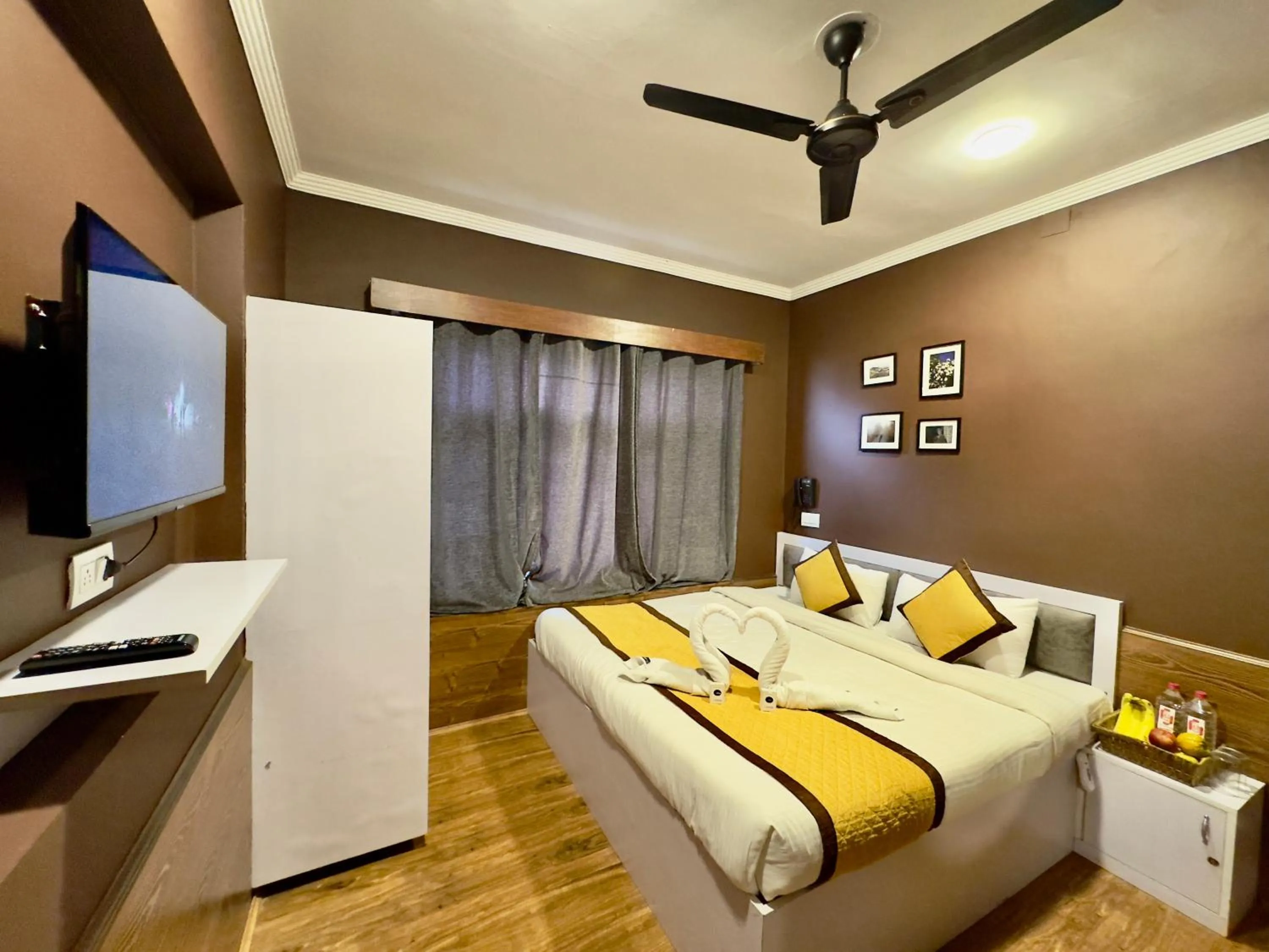 Communal lounge/ TV room, Bed in Hotel Jafson Accommodates