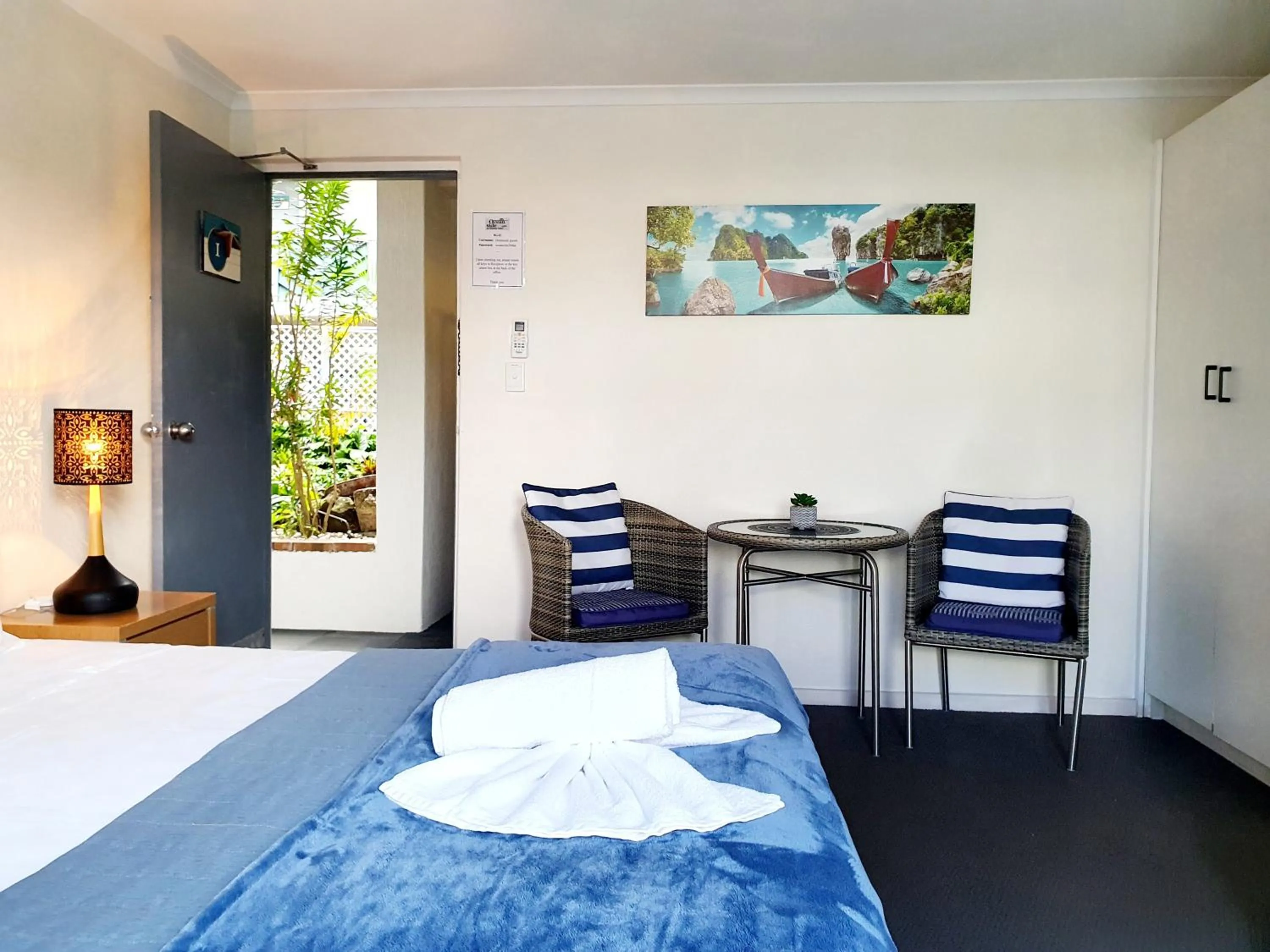 Seating area, Bed in Oceanside Hawks Nest