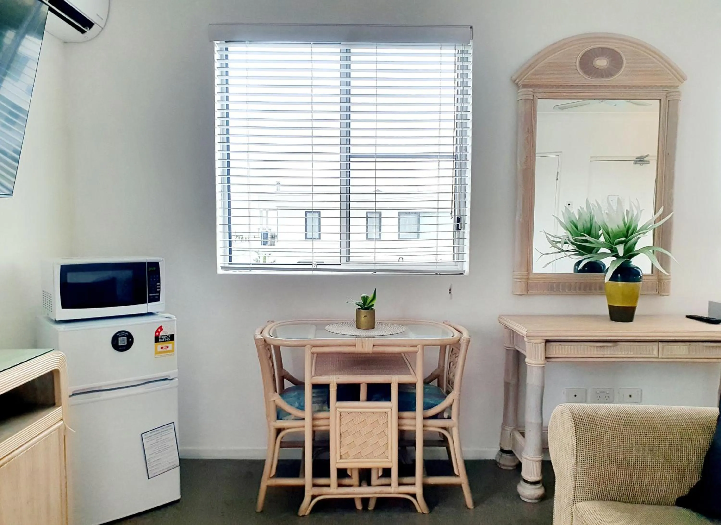 Dining area in Oceanside Hawks Nest