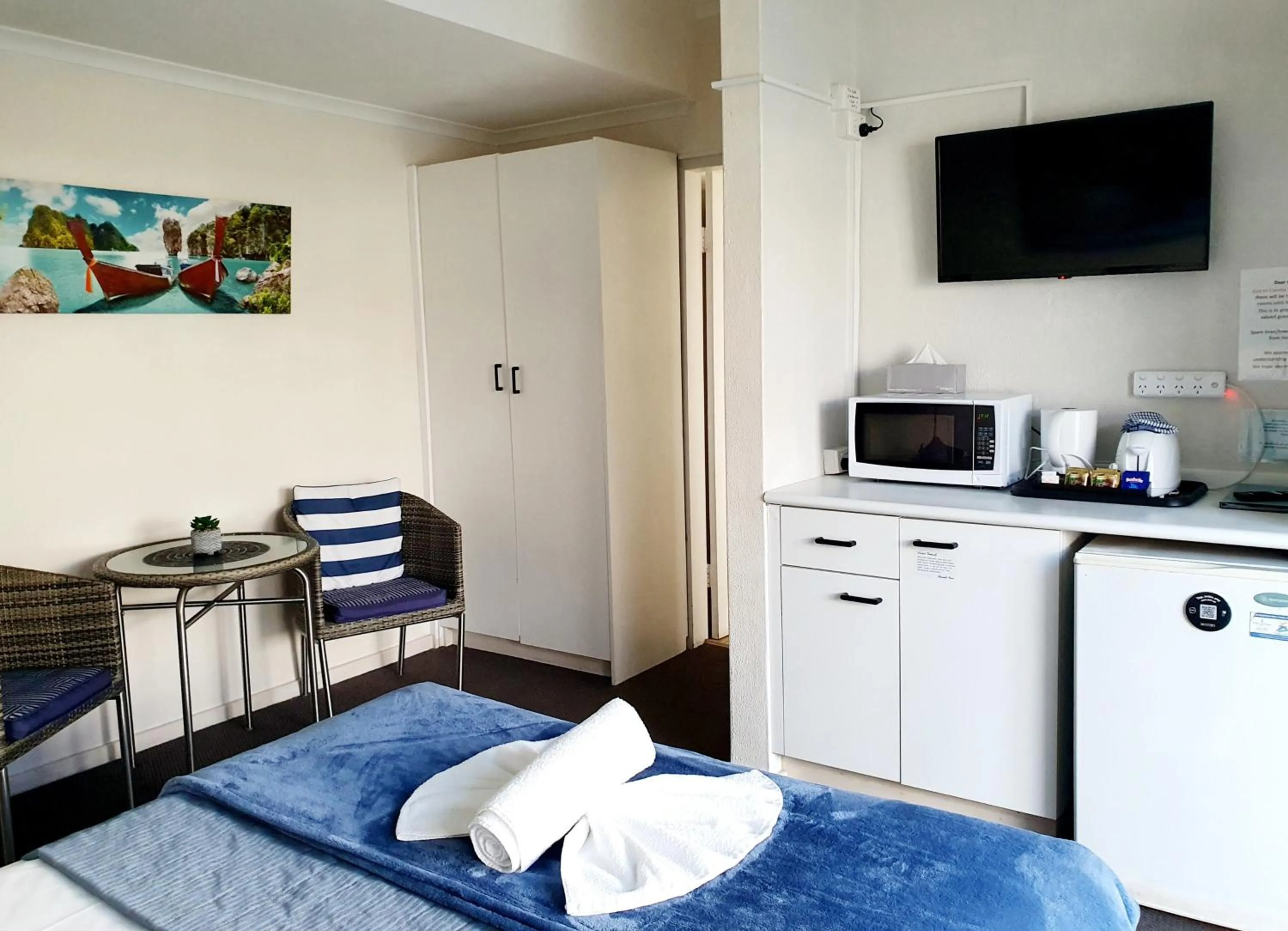 Kitchen or kitchenette, Bed in Oceanside Hawks Nest