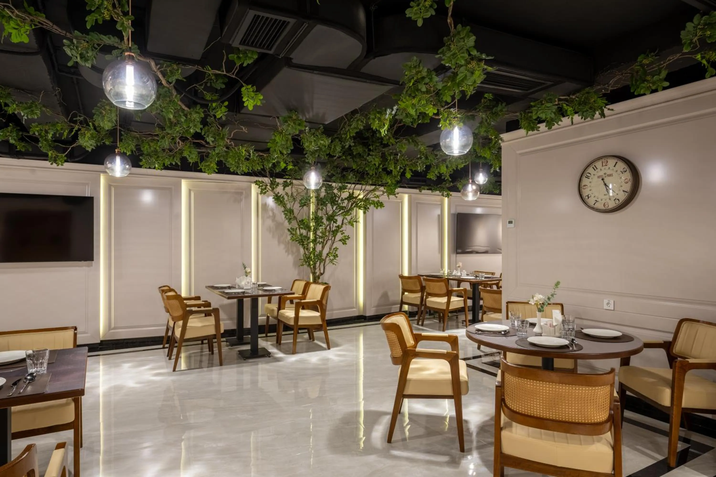 Restaurant/places to eat in Consti Hotel Tashkent