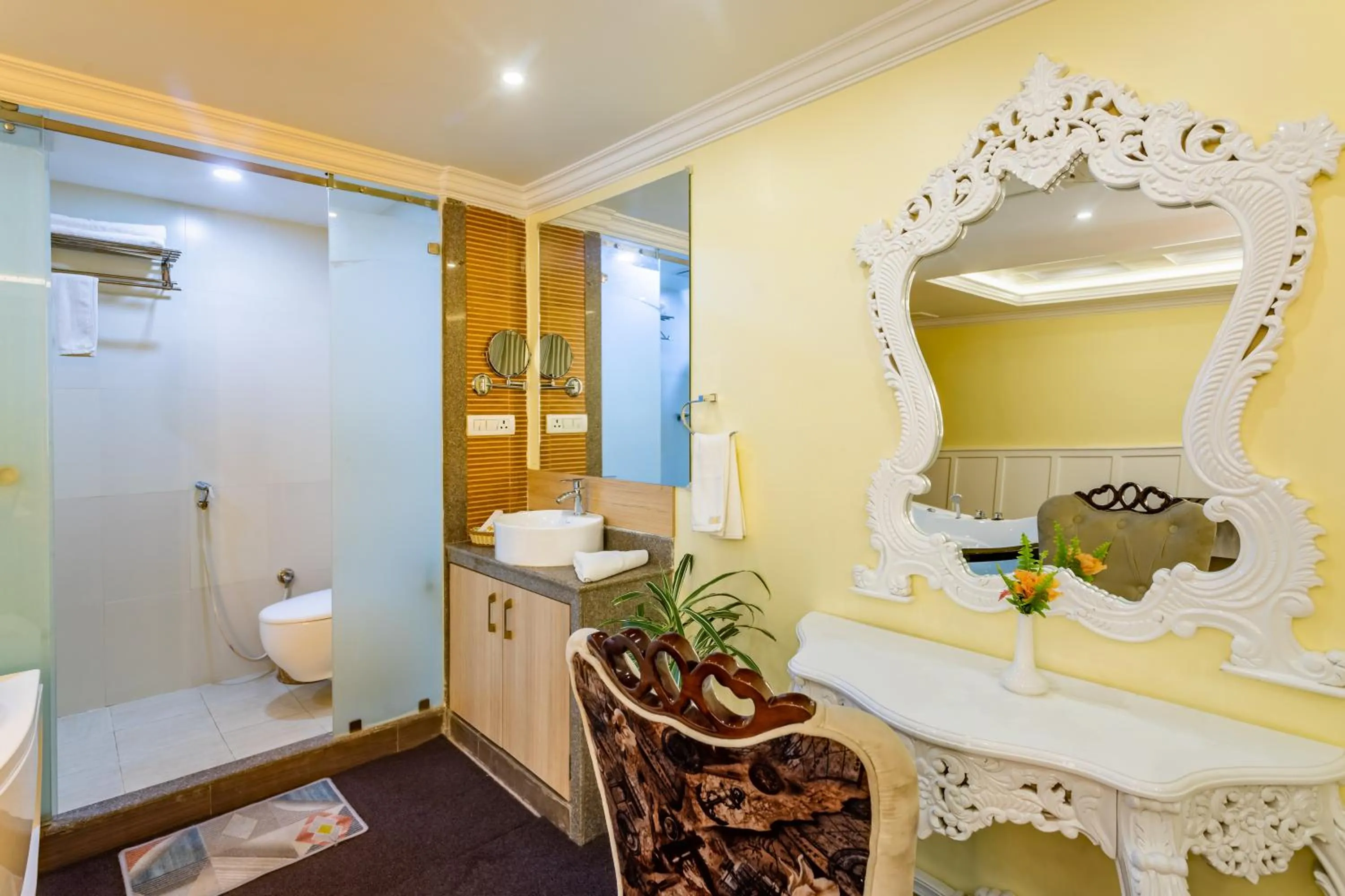 Shower in Yellow Pagoda Hotel