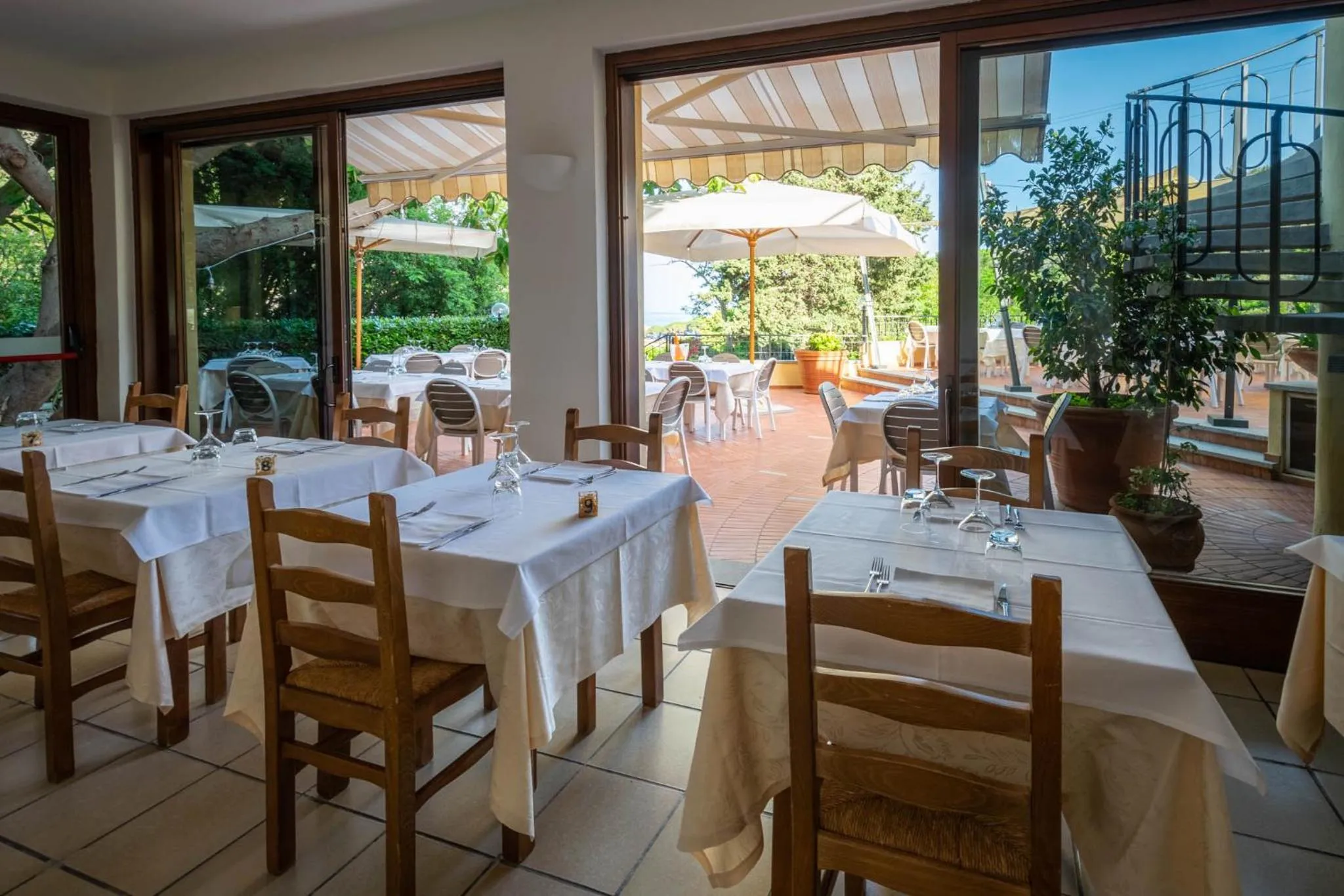 Restaurant/places to eat in Hotel Anna