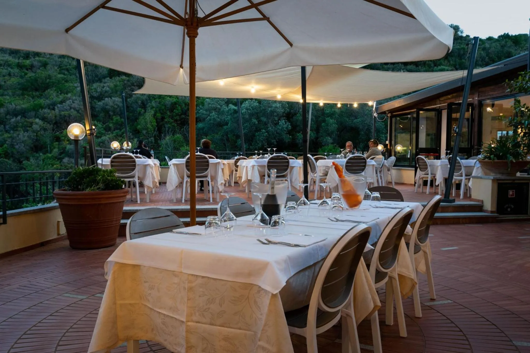 Restaurant/places to eat in Hotel Anna