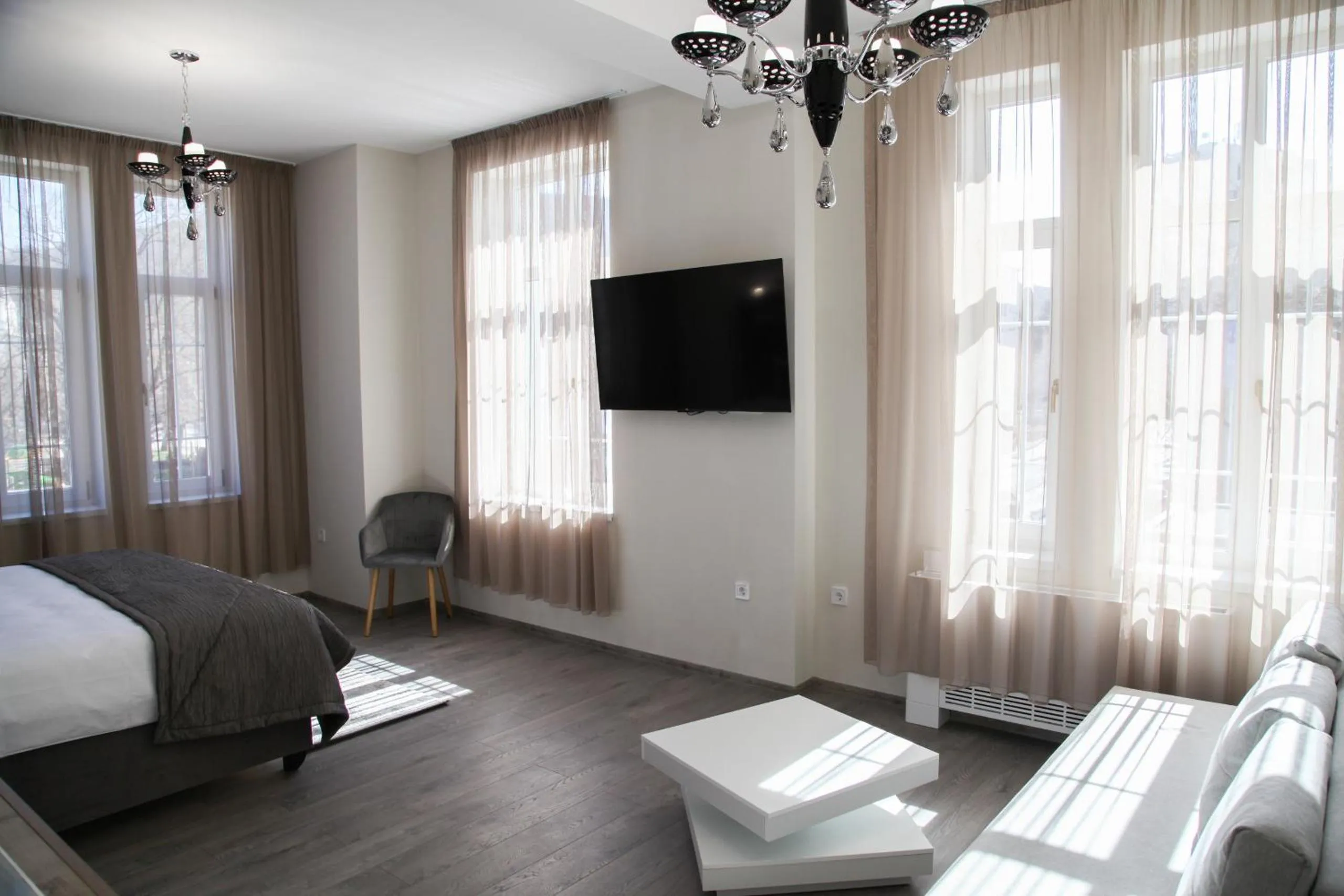 Communal lounge/ TV room, Bed in Corner House