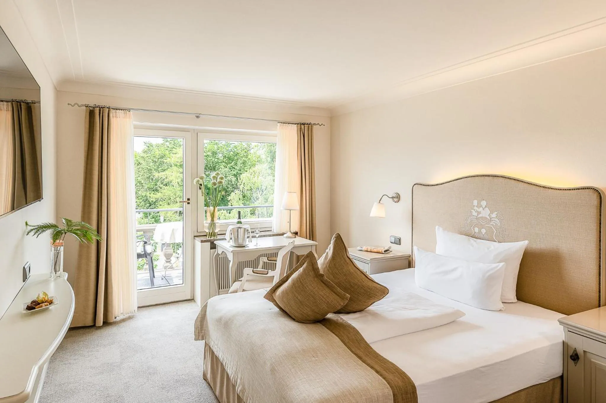 Photo of the whole room, Bed in Schlosshotel Steinburg