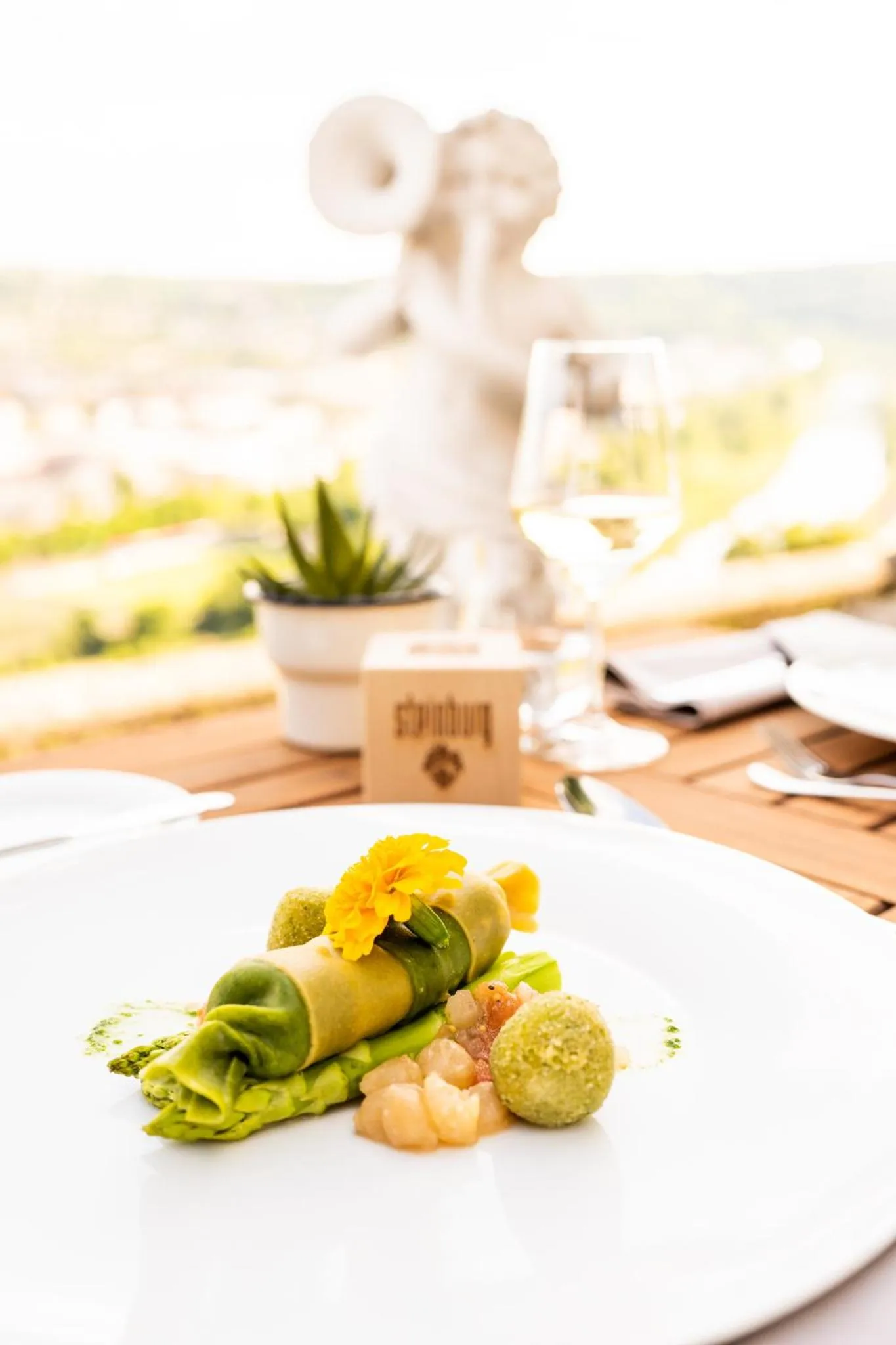 Restaurant/places to eat in Schlosshotel Steinburg