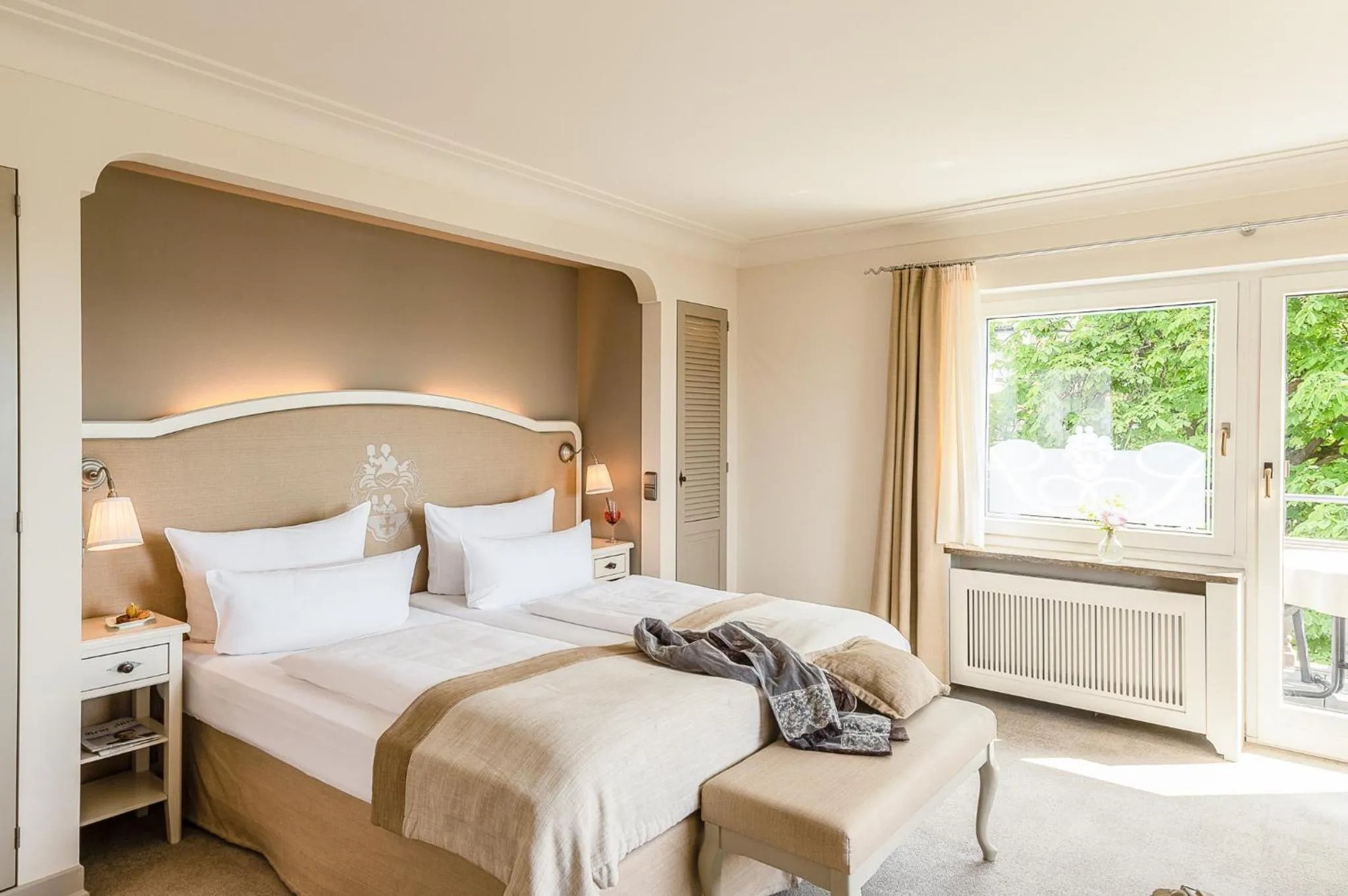 Bathroom, Bed in Schlosshotel Steinburg