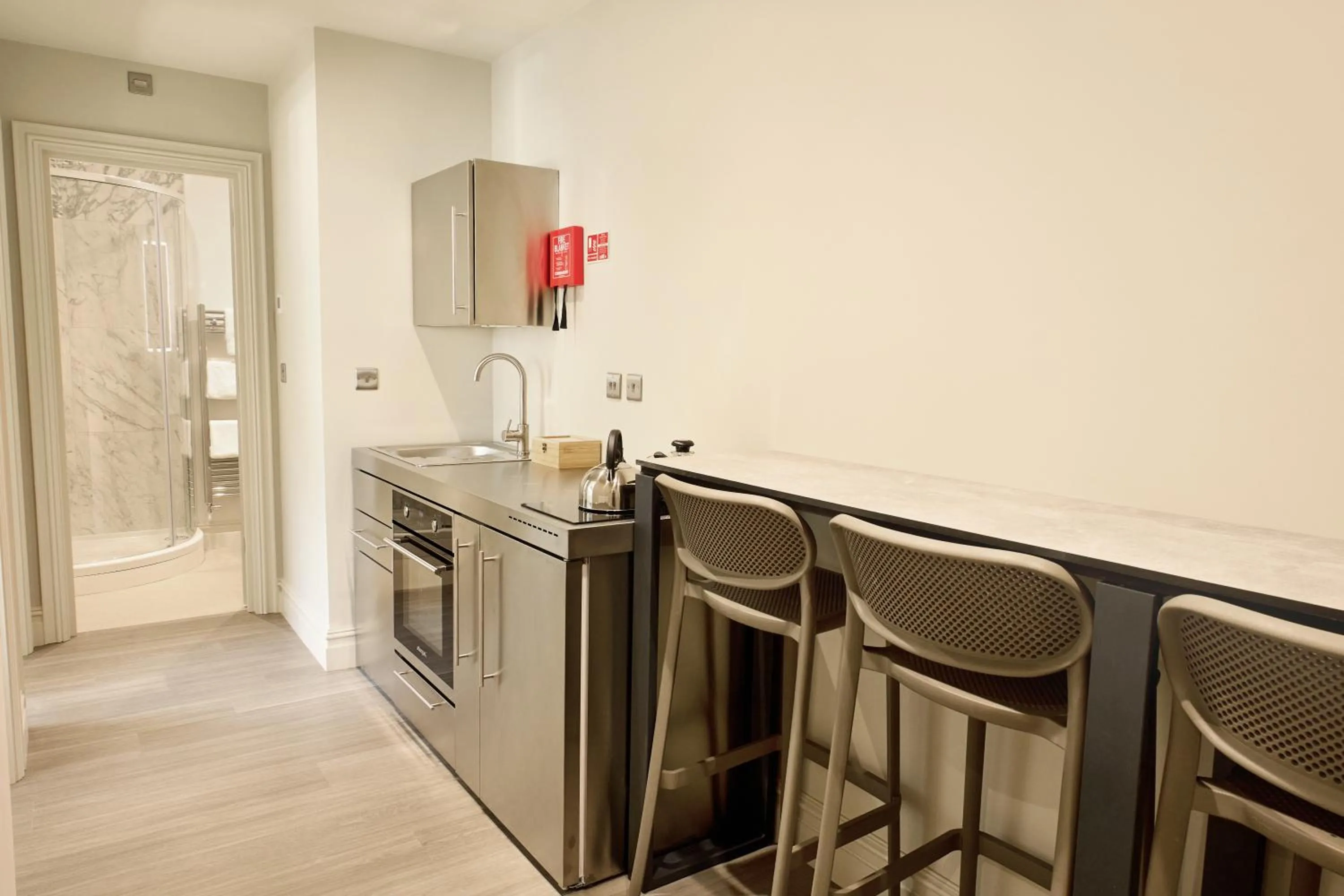 Kitchen or kitchenette in George Apartments