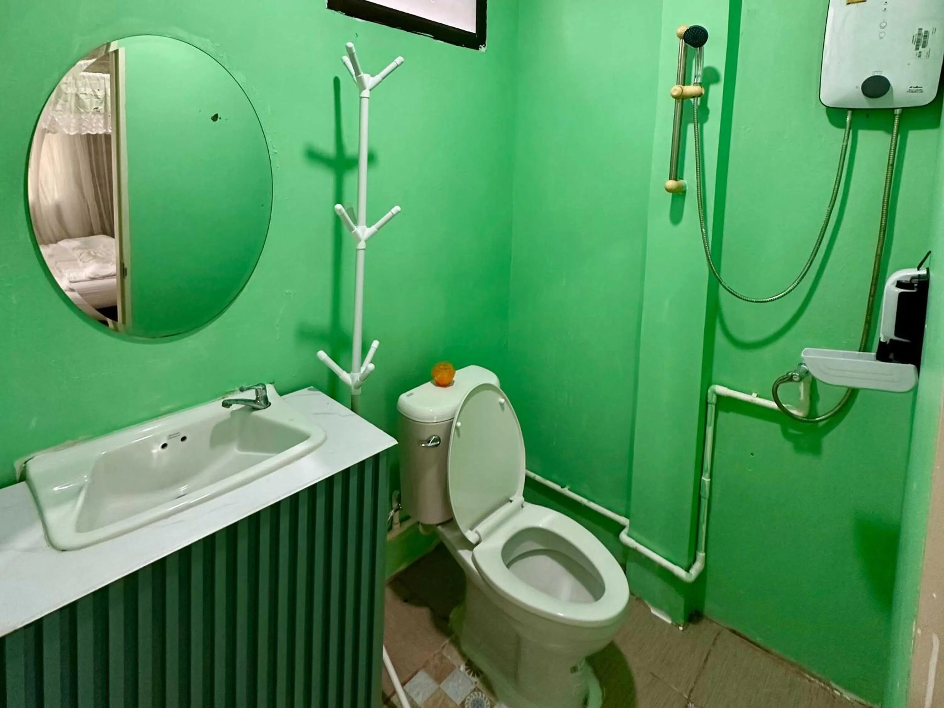 Bathroom in OYO 75539 Phanthida Resort and Cafe