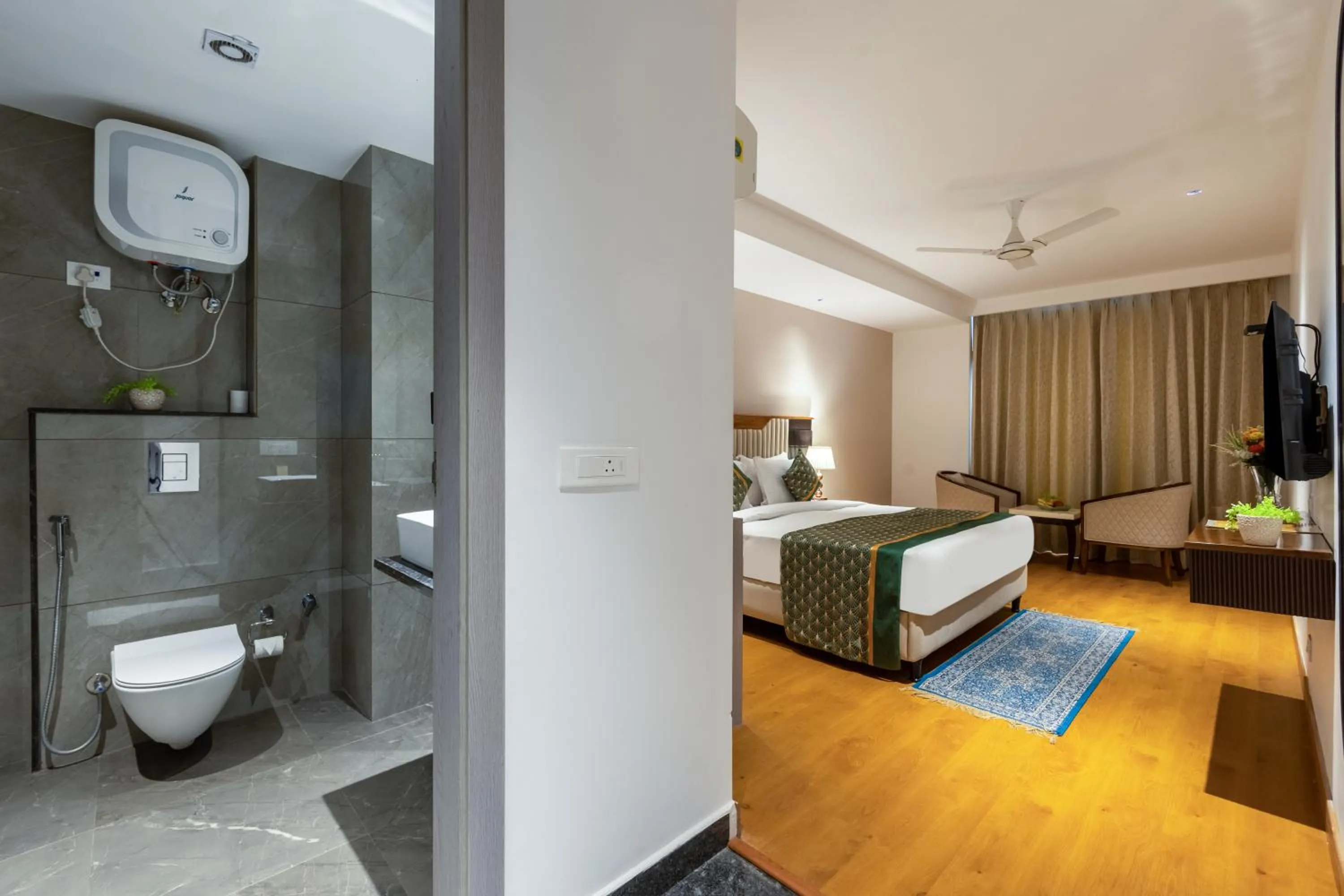 Bathroom, Bed in Arch The Lohias