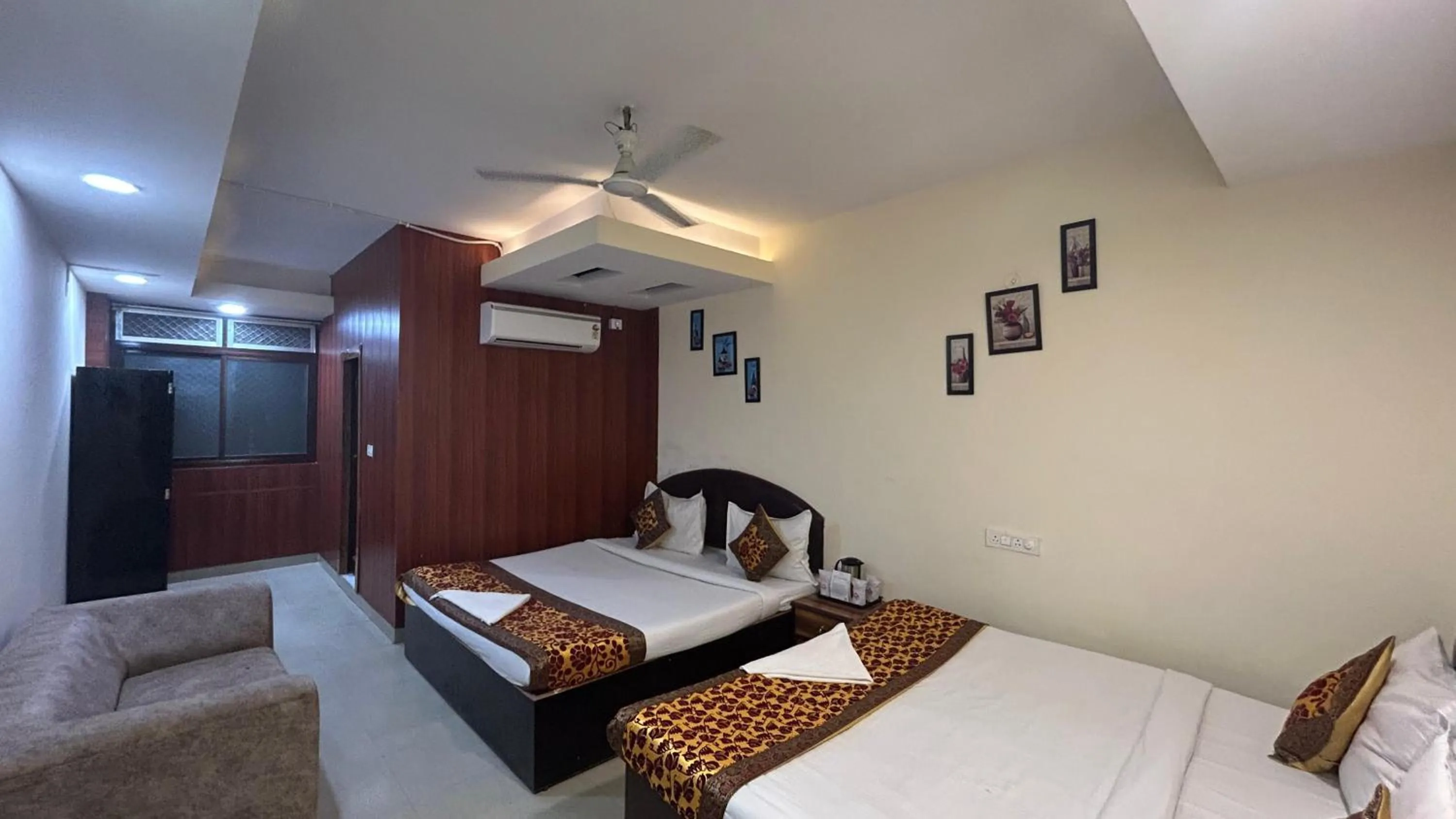 Hotel Sahu Near Kashi Vishwanath Temple Gate