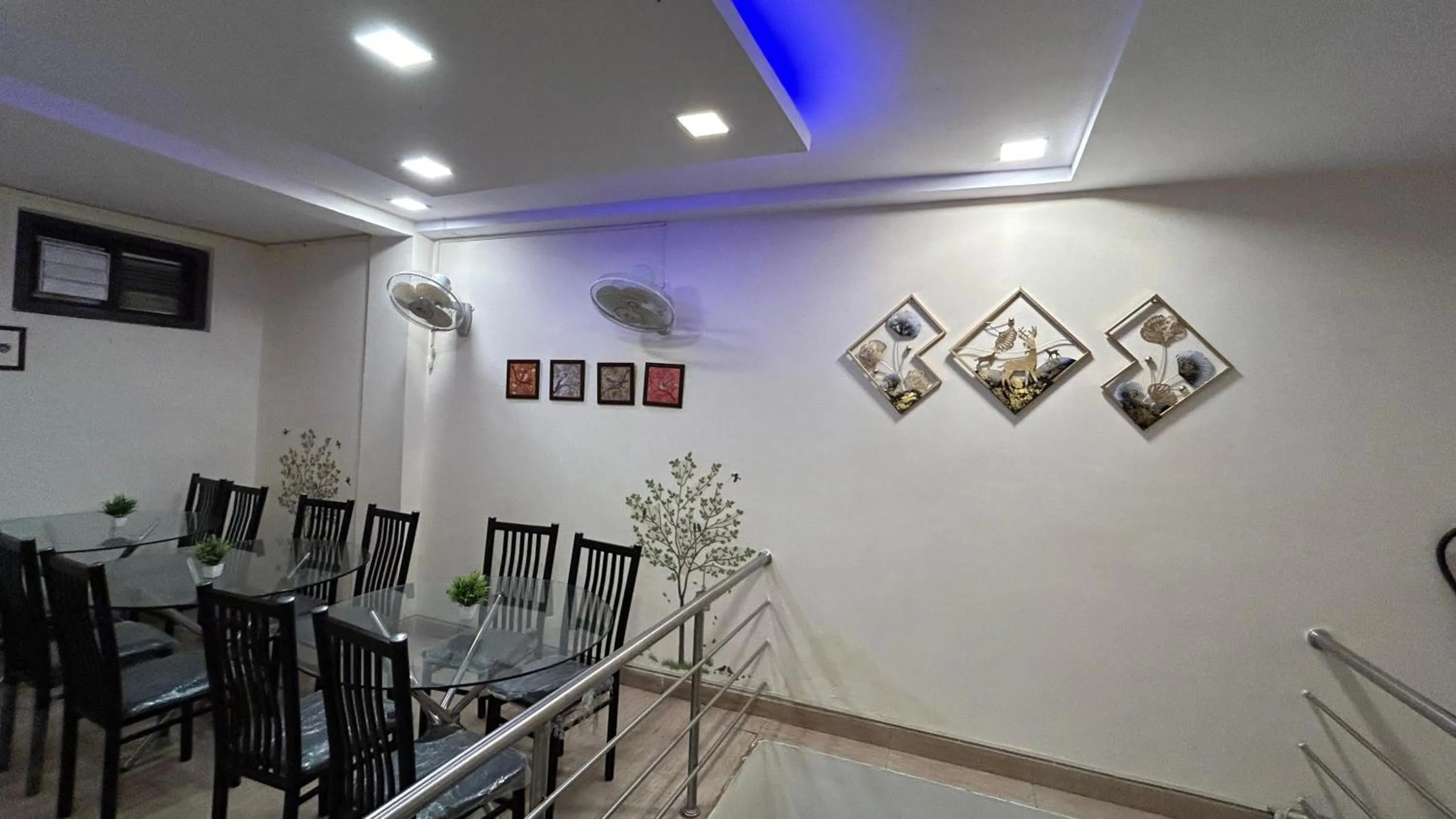 Restaurant/places to eat in Hotel Sahu Near Kashi Vishwanath Temple Gate