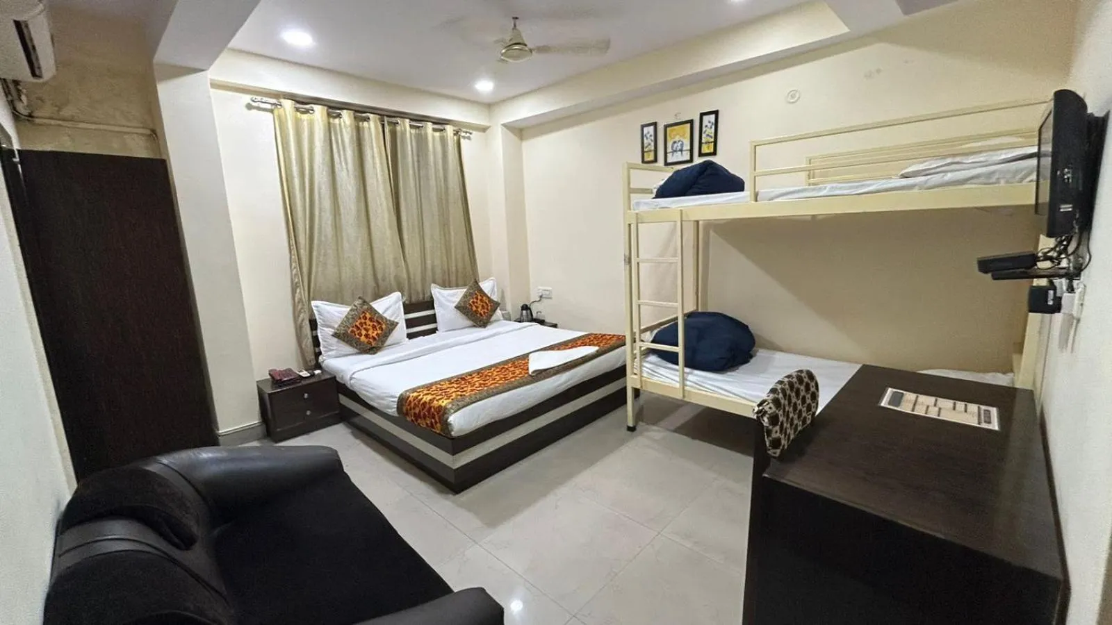 Bed in Hotel Sahu Near Kashi Vishwanath Temple Gate