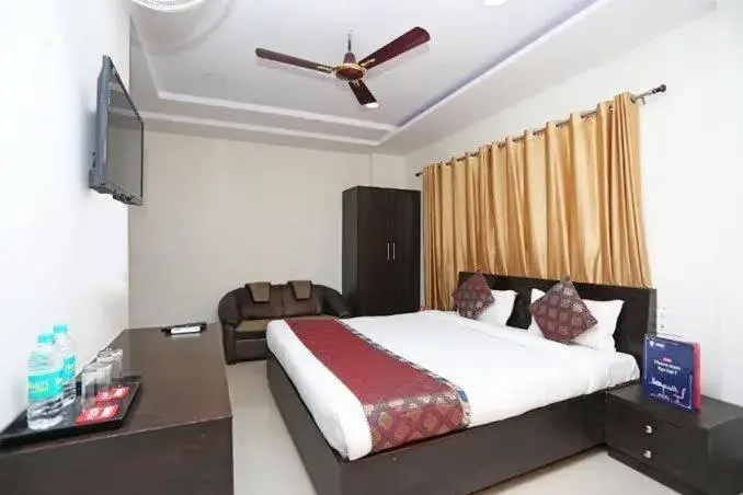 Superior King Room in Hotel Sahu Near Kashi Vishwanath Temple Gate Superior King Room in Hotel Sahu Near Kashi Vishwanath Temple Gate