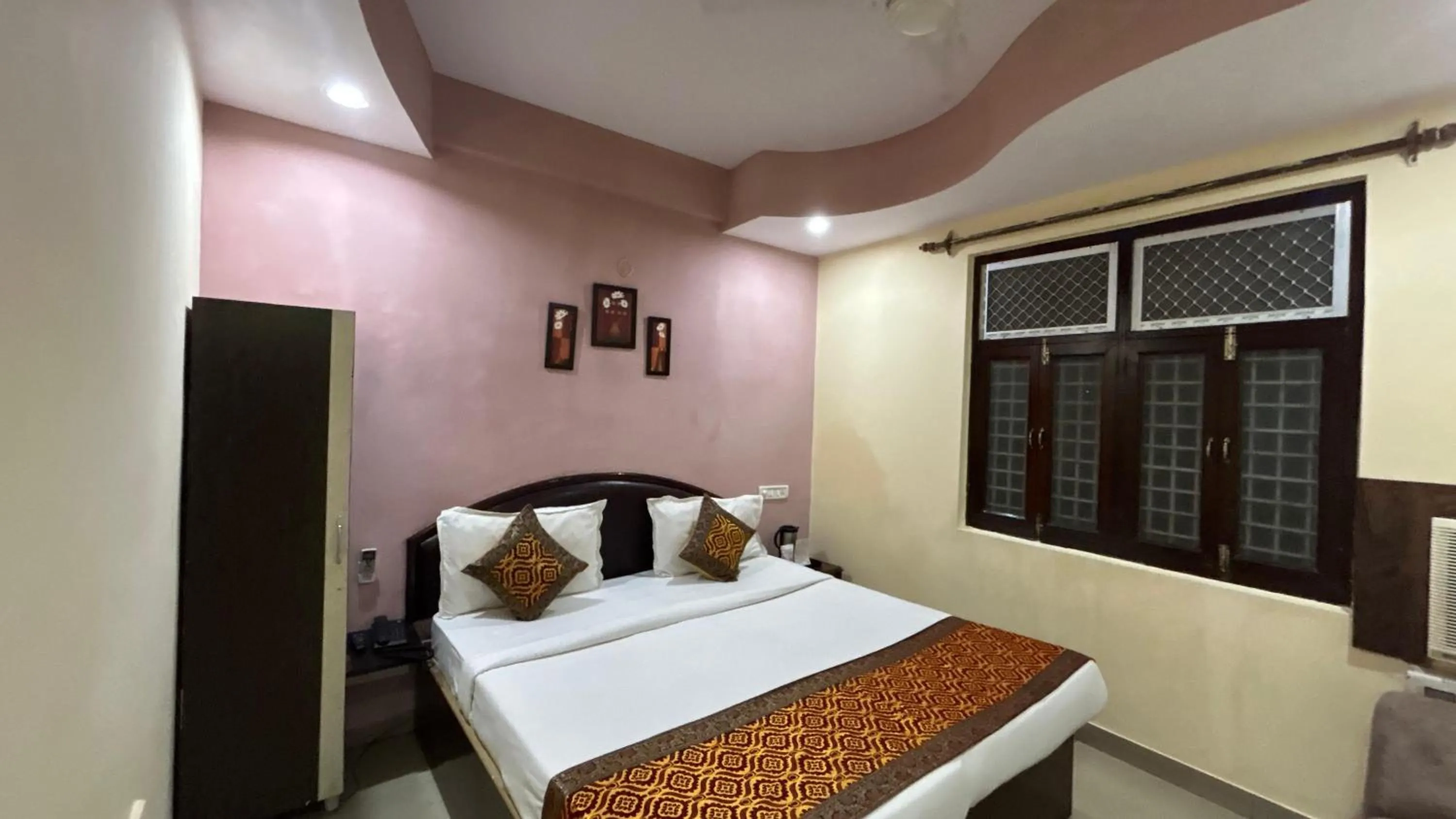 Hotel Sahu Near Kashi Vishwanath Temple Gate