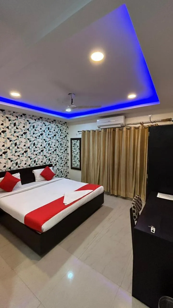 Bedroom in Hotel Sahu Near Kashi Vishwanath Temple Gate