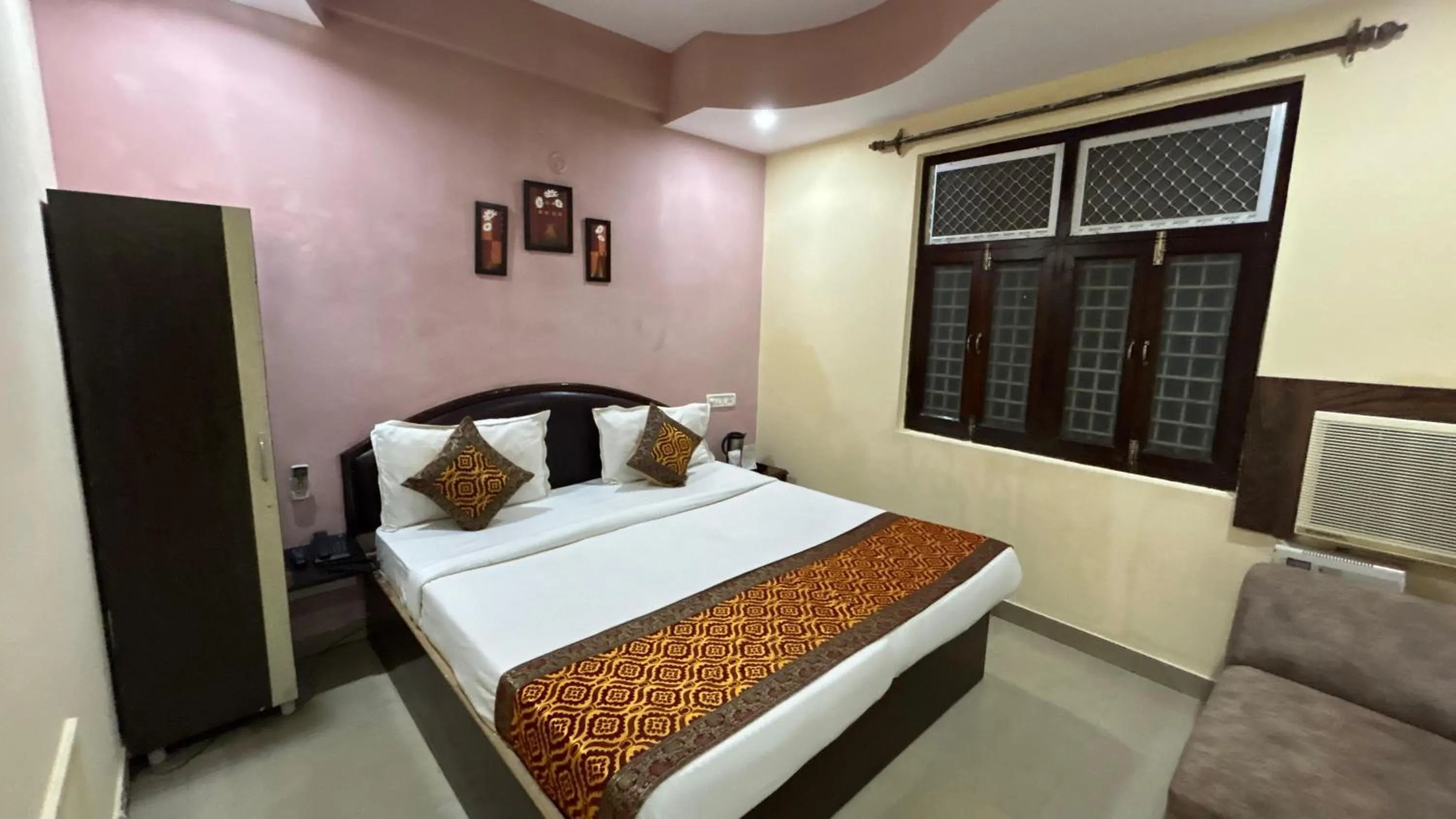 Hotel Sahu Near Kashi Vishwanath Temple Gate