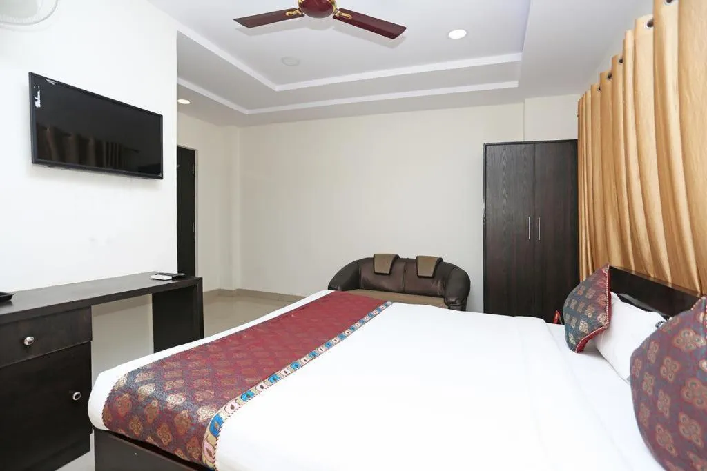 Hotel Sahu Near Kashi Vishwanath Temple Gate