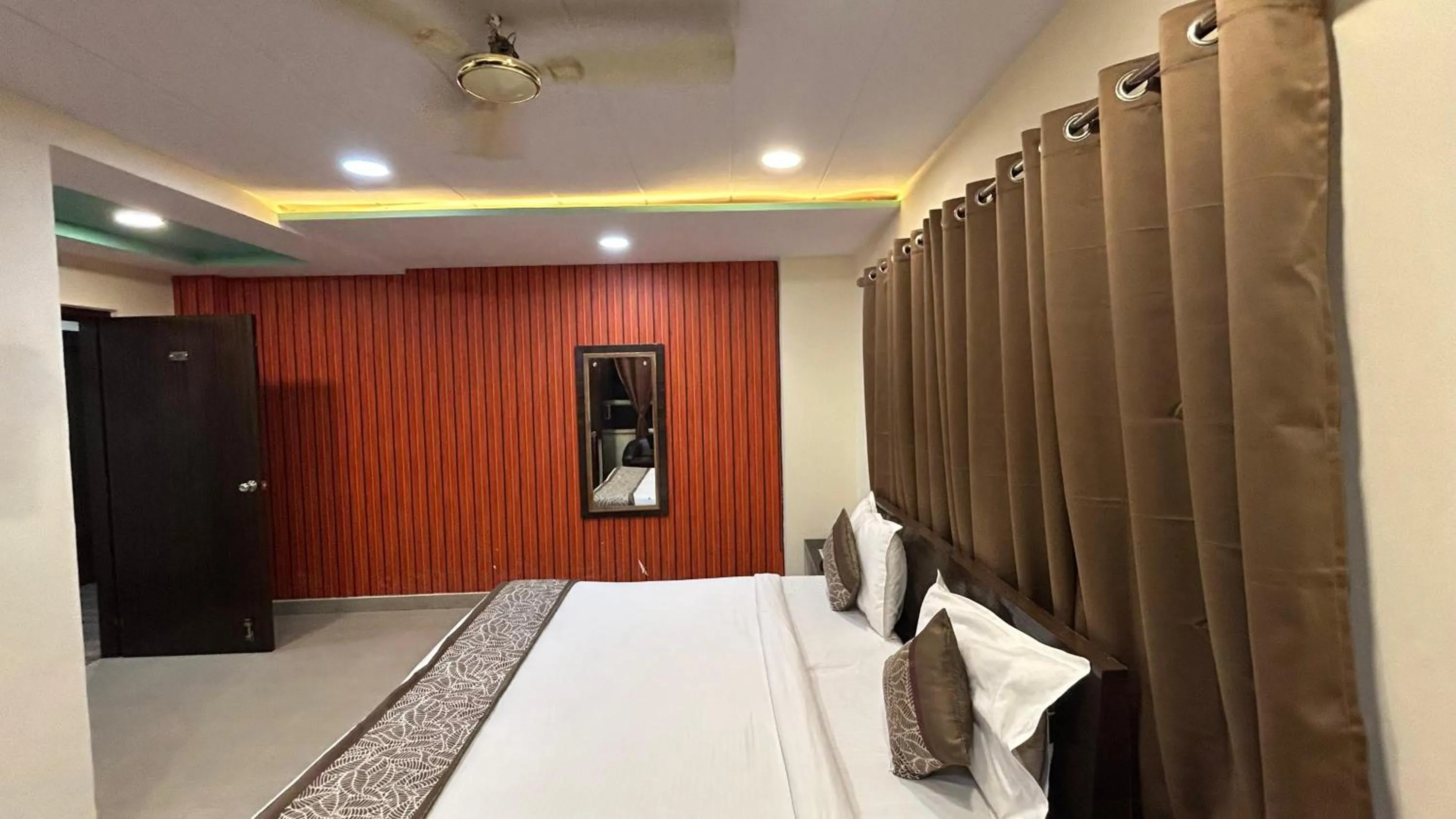 Hotel Sahu Near Kashi Vishwanath Temple Gate