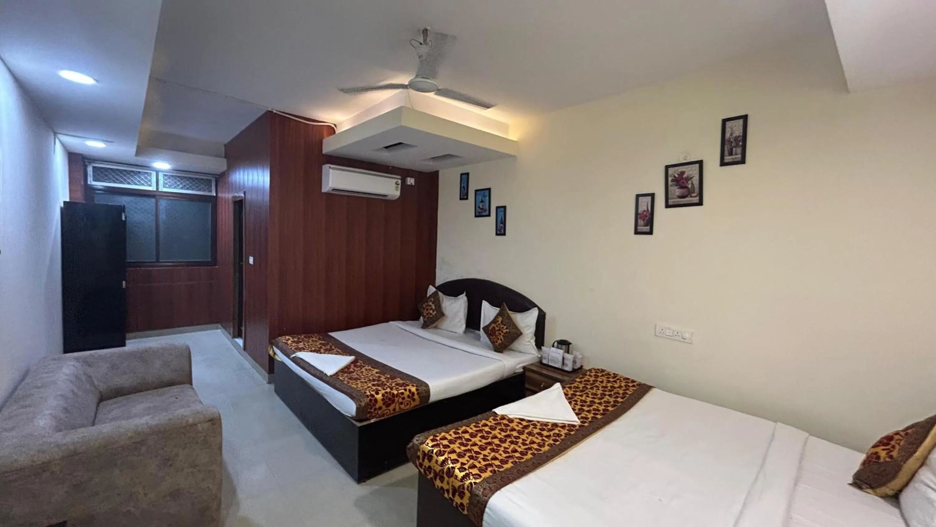 Hotel Sahu Near Kashi Vishwanath Temple Gate