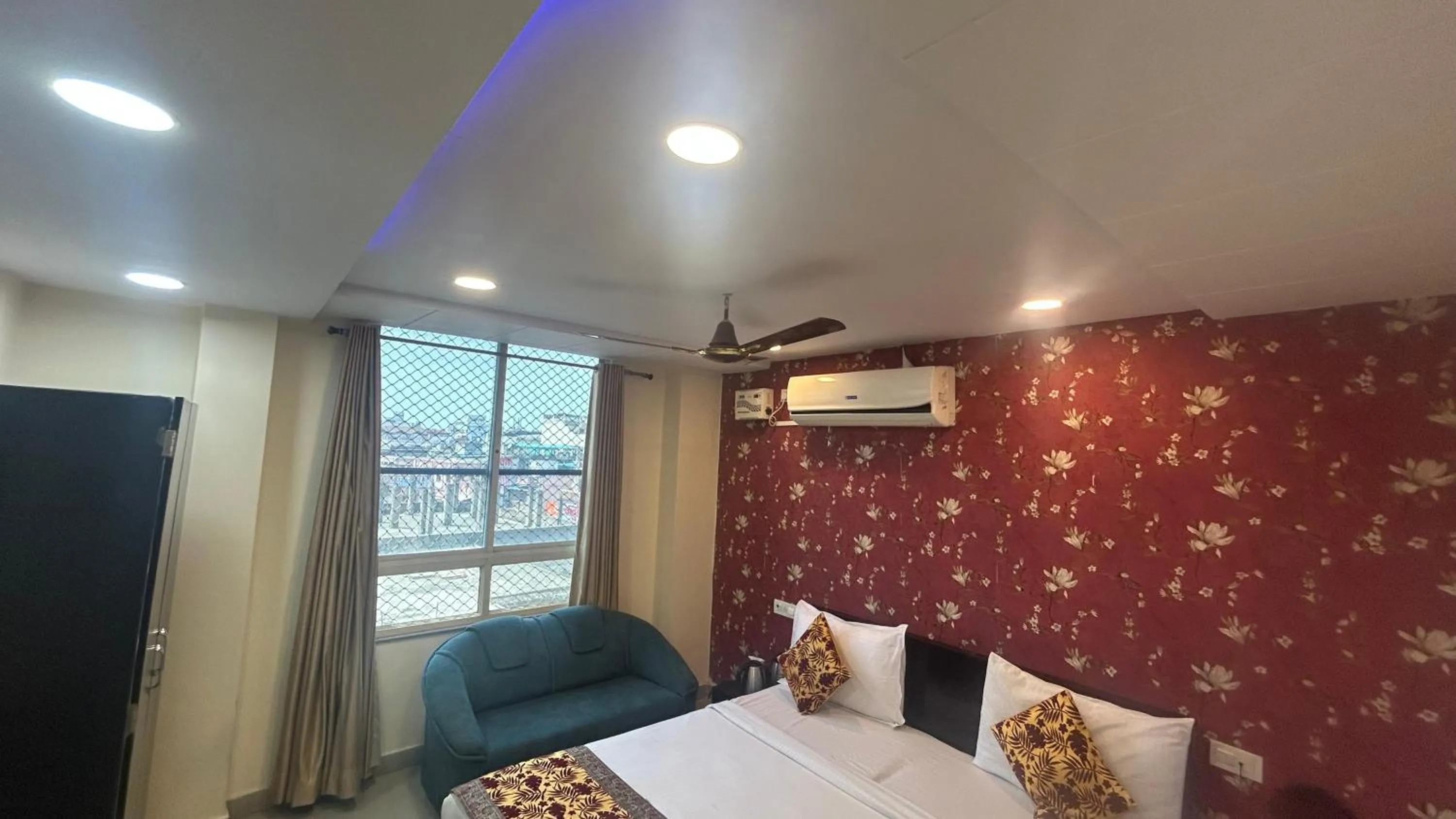 Hotel Sahu Near Kashi Vishwanath Temple Gate