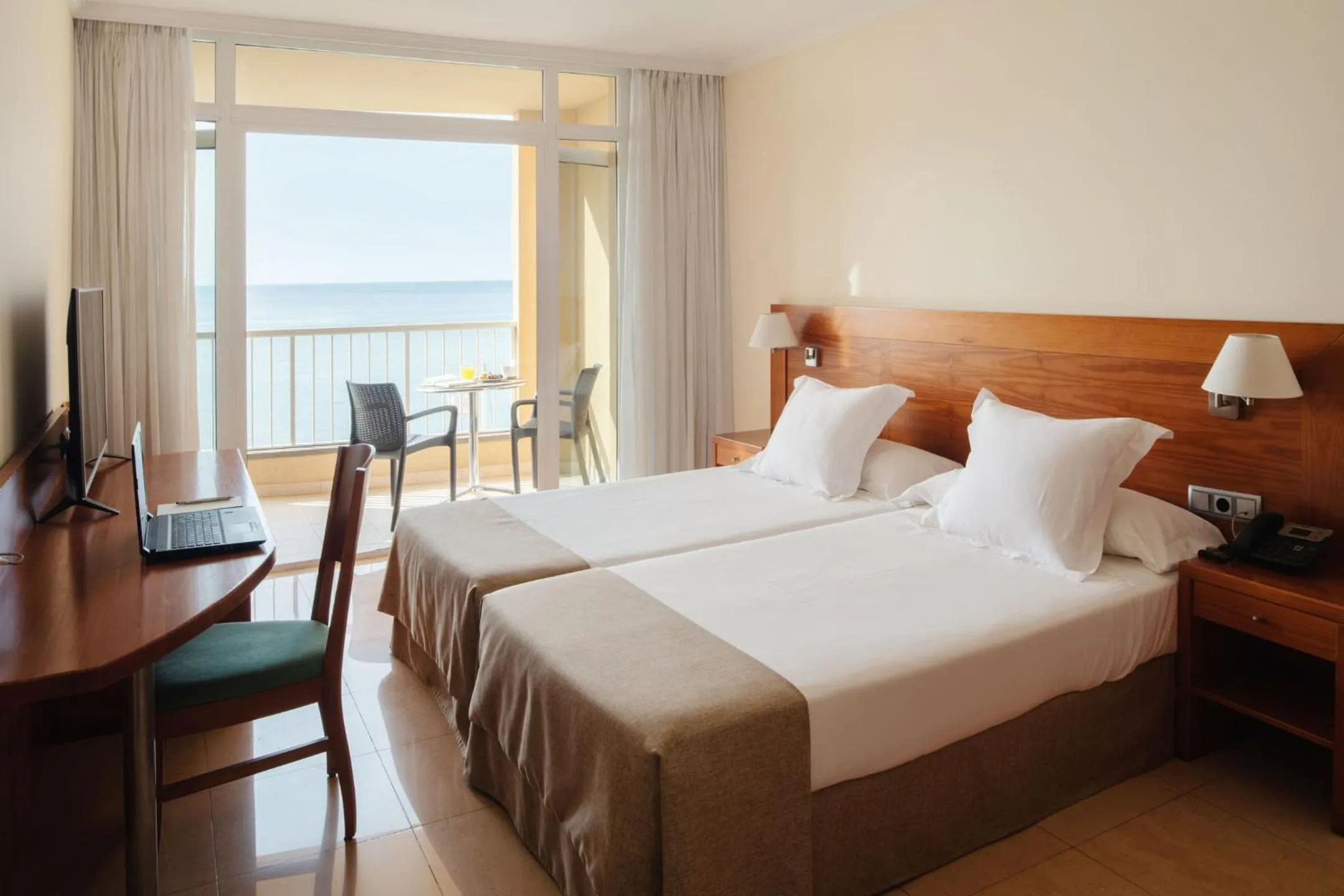 Photo of the whole room, Bed in Checkin Diamar