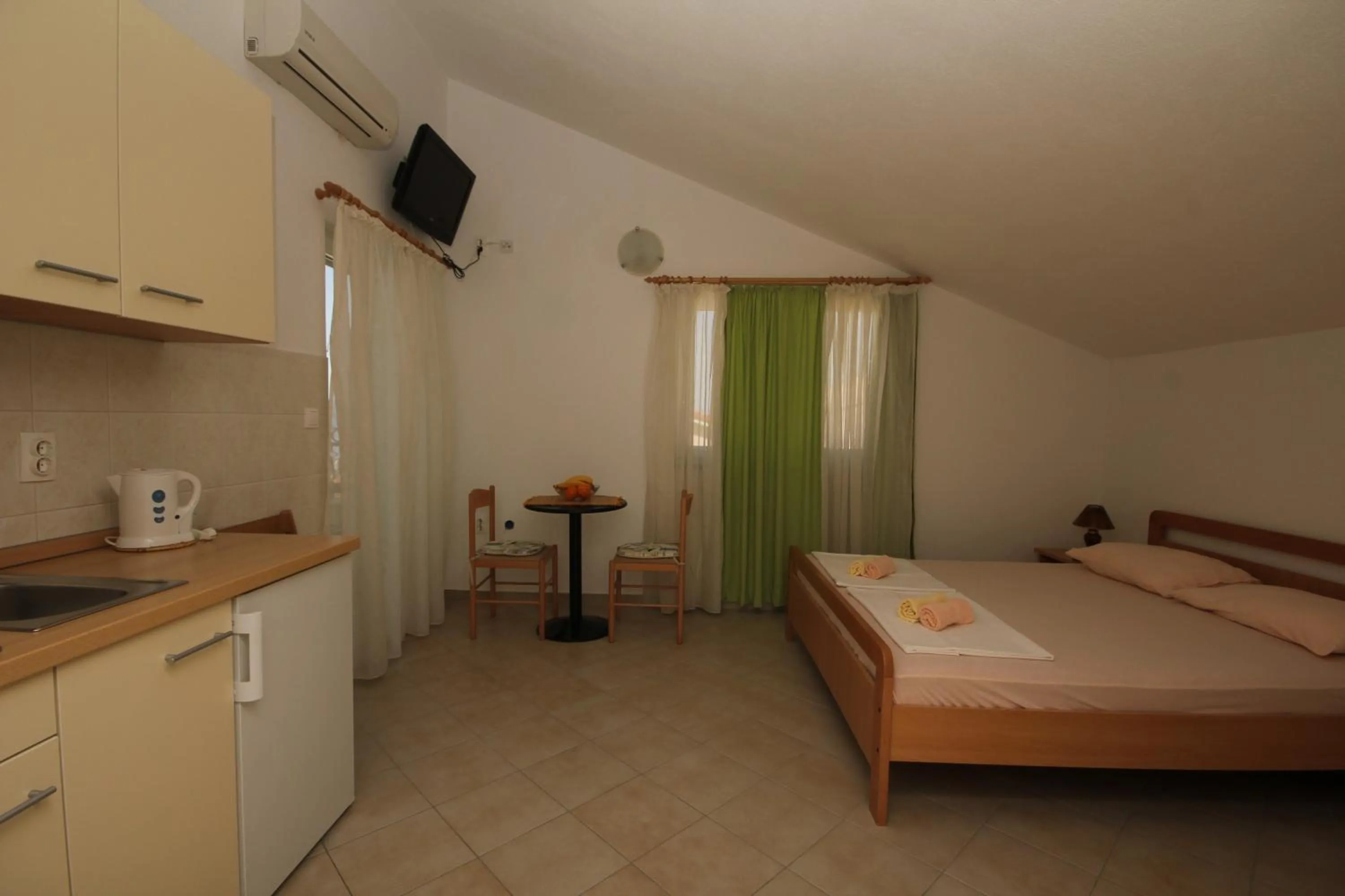 Kitchen or kitchenette, Bed in Apartments Adriatika