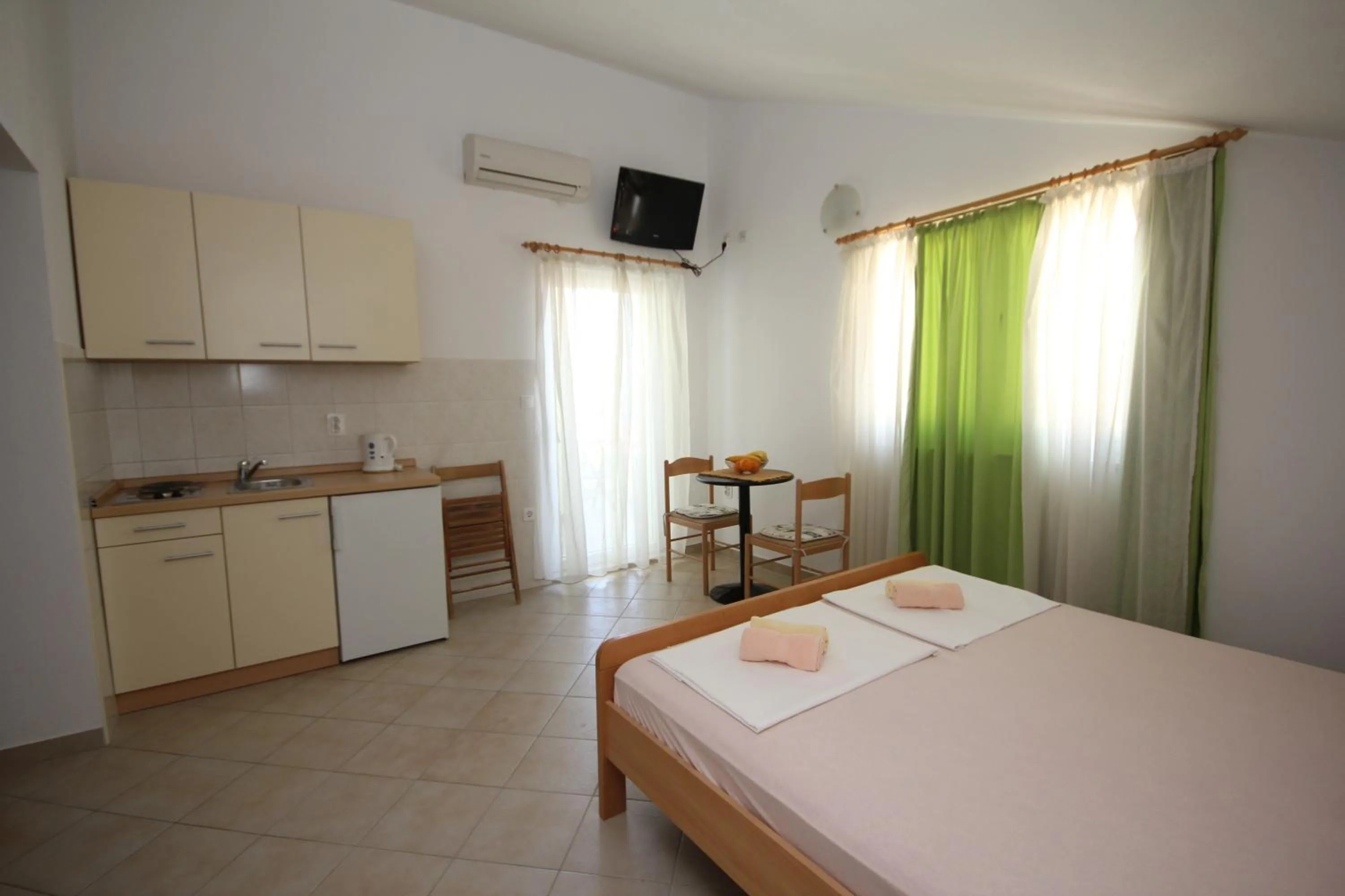 Kitchen or kitchenette, Bed in Apartments Adriatika