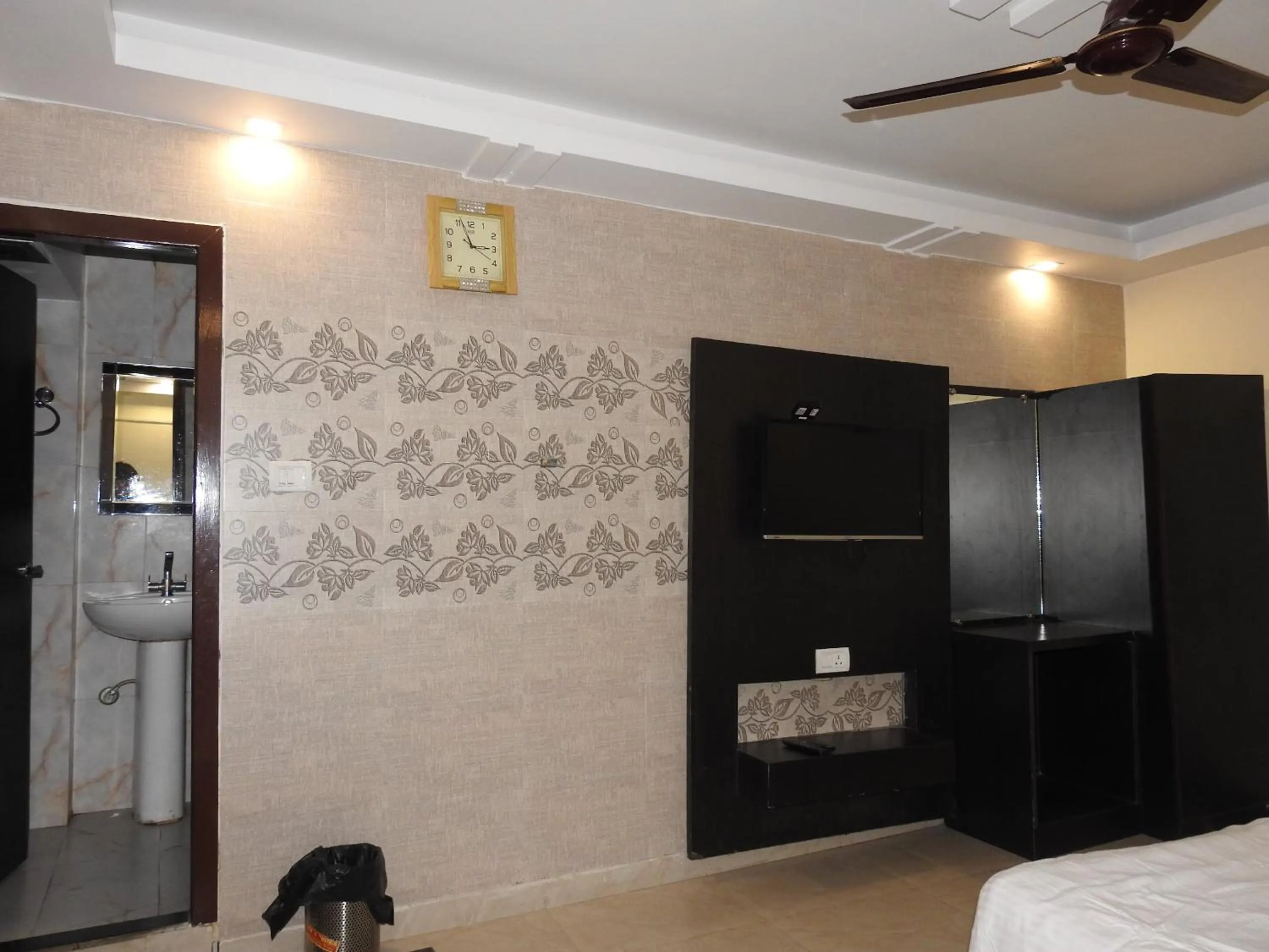 Bed in Green Palms Rubystone Exotic