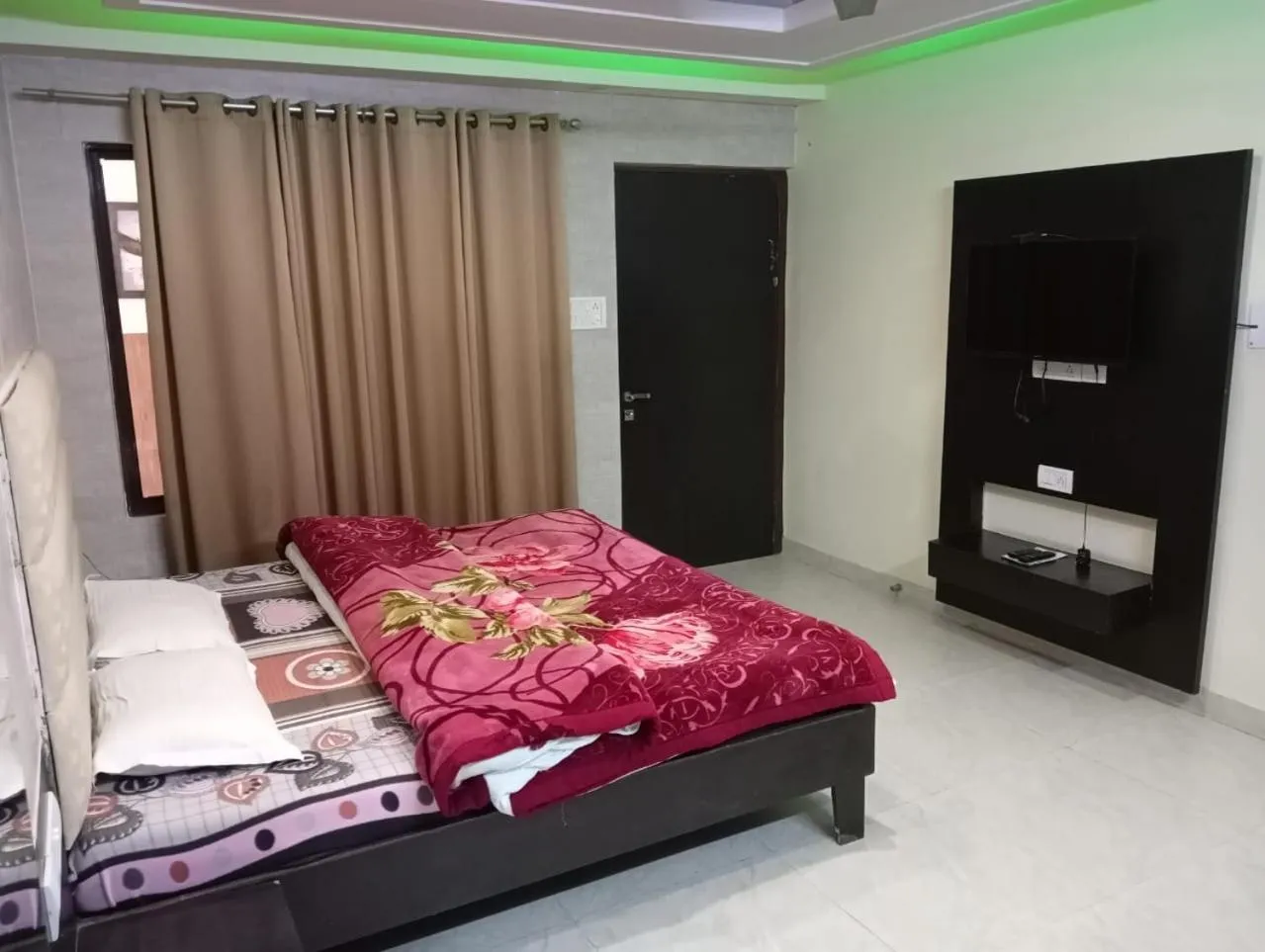 Bed in Green Palms Rubystone Exotic